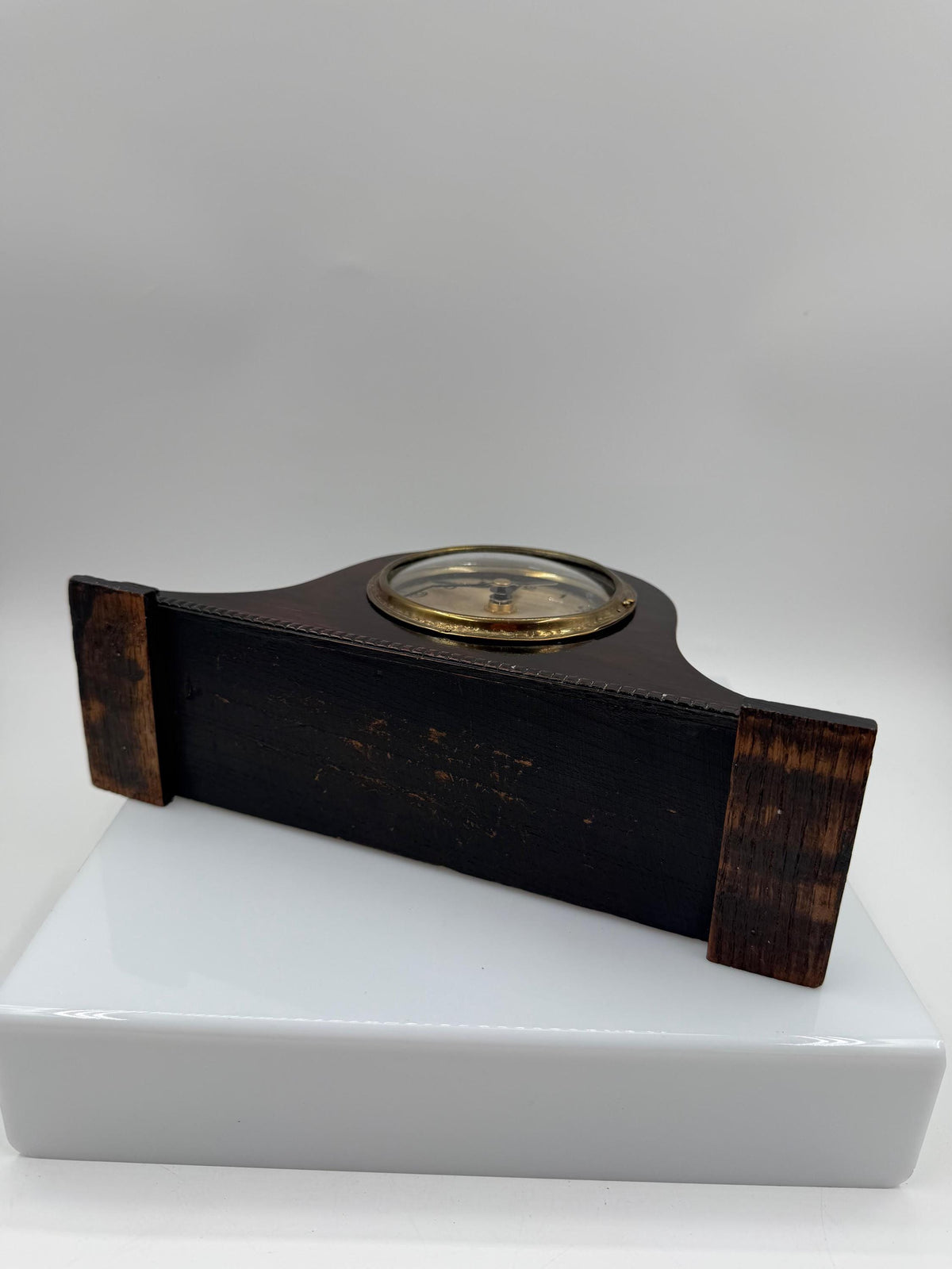 Vintage Kaminuhr im französischen Stil mit Quarzwerk und dunkelbraunem Holzgehäuse