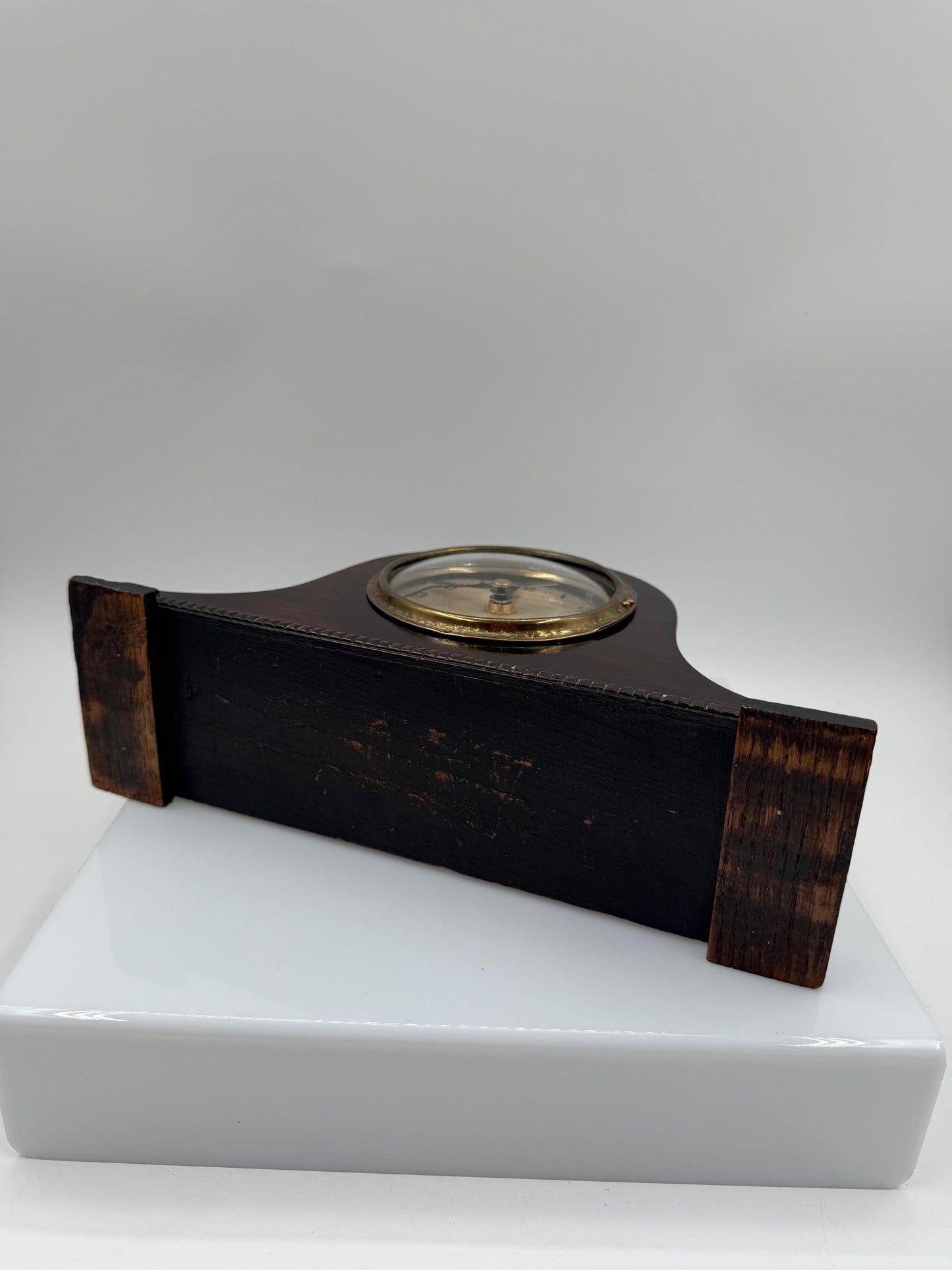Vintage Kaminuhr im französischen Stil mit Quarzwerk und dunkelbraunem Holzgehäuse