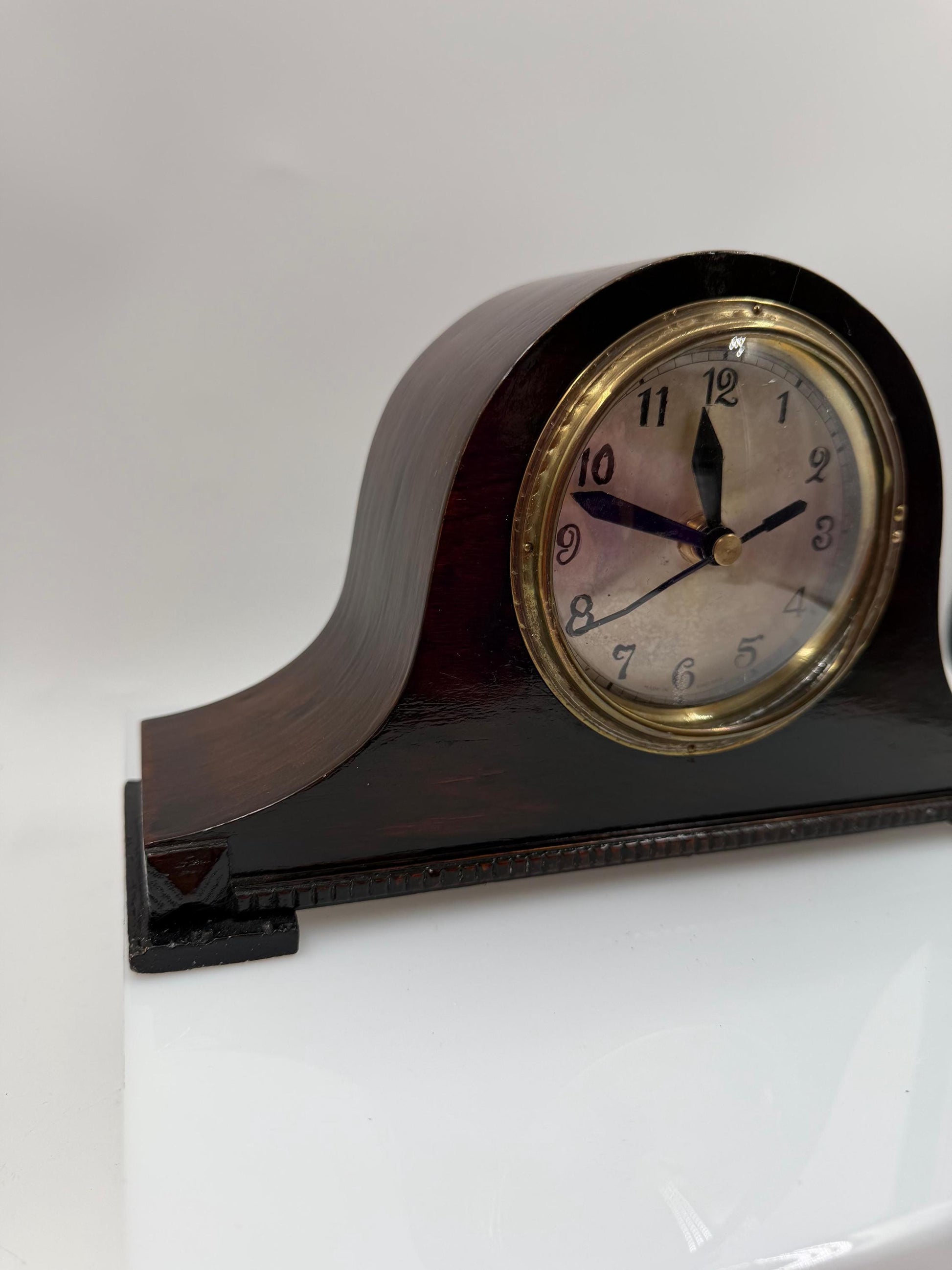 Vintage Kaminuhr im französischen Stil mit Quarzwerk und dunkelbraunem Holzgehäuse