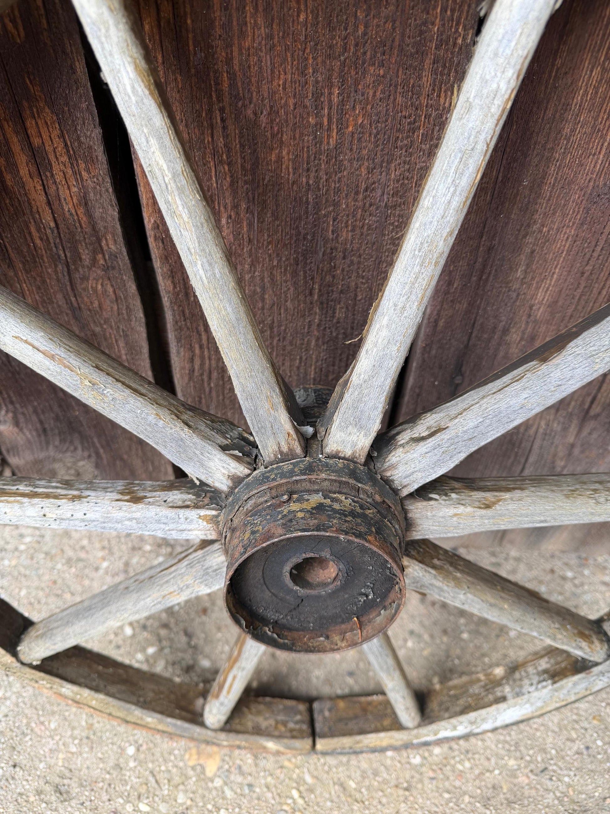 Vintage Wagenrad aus Holz mit Eisenfelge Ø 50cm