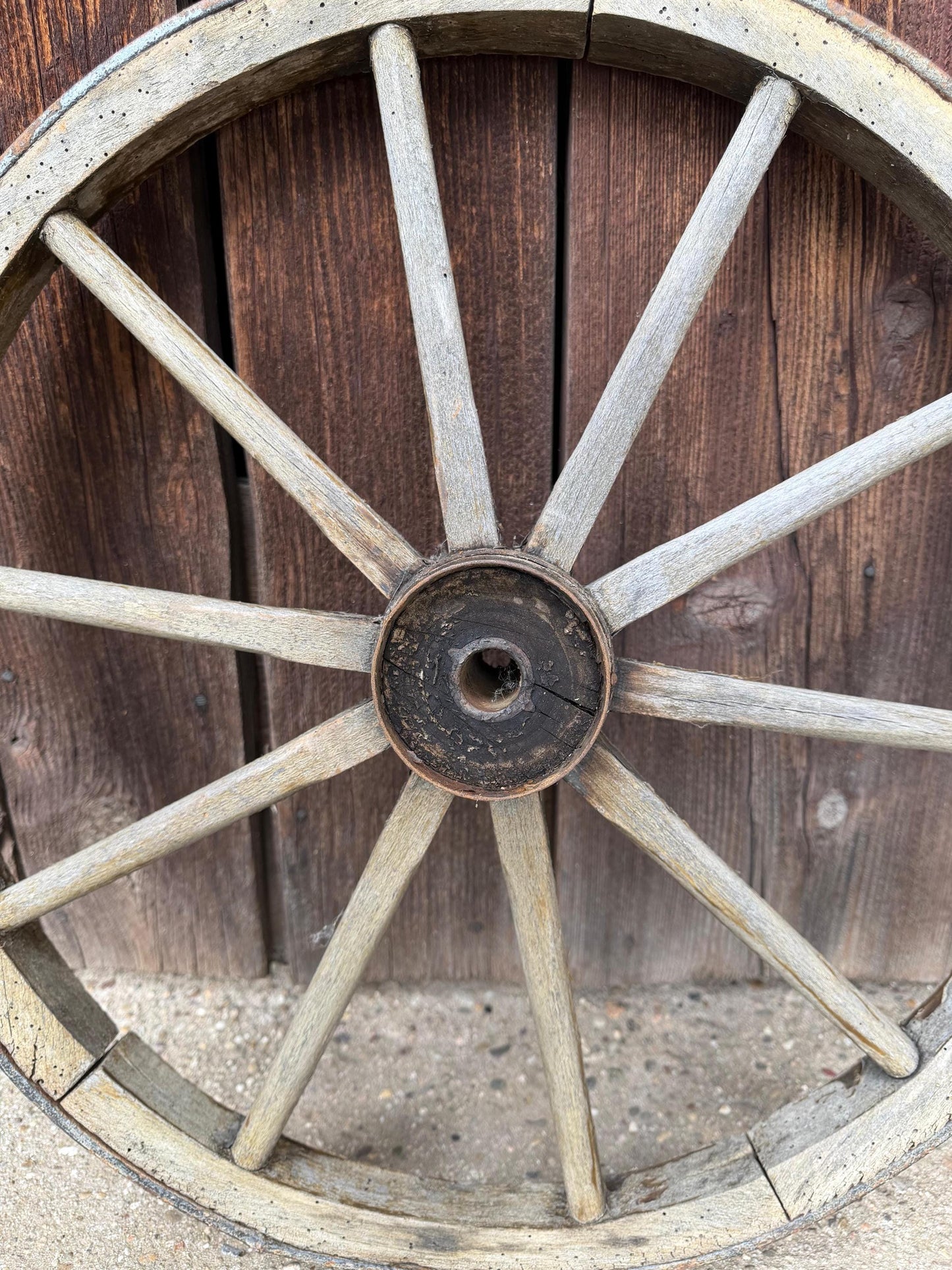Vintage Wagenrad aus Holz mit Eisenreifen Ø 50cm