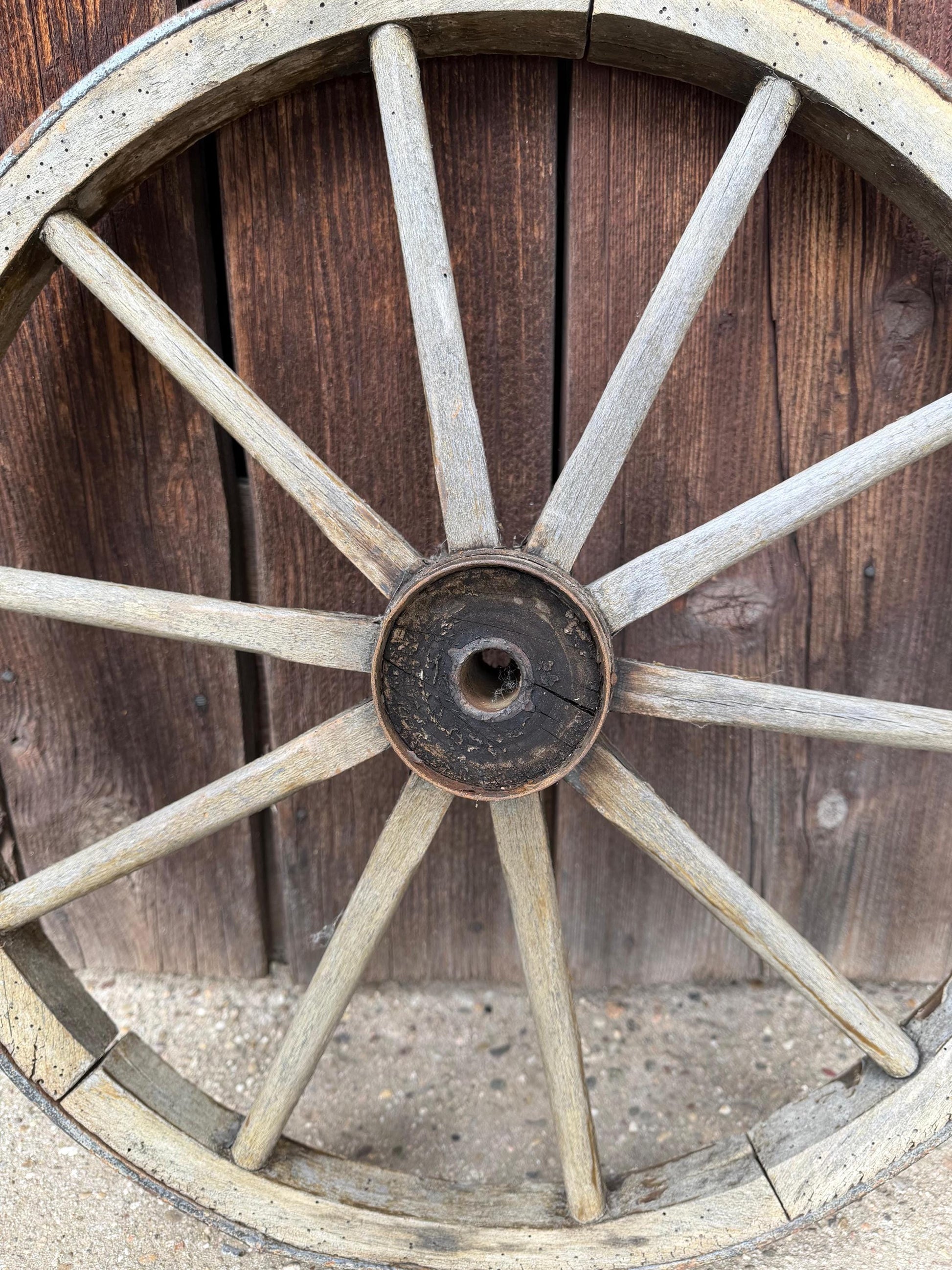 Vintage Wagenrad aus Holz mit Eisenreifen Ø 50cm