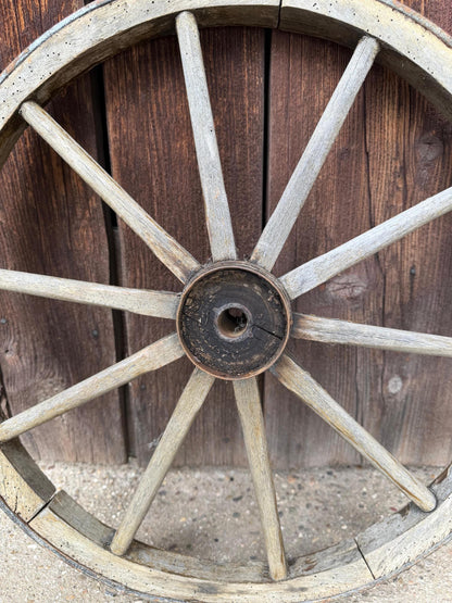 Vintage Wagenrad aus Holz mit Eisenreifen Ø 50cm
