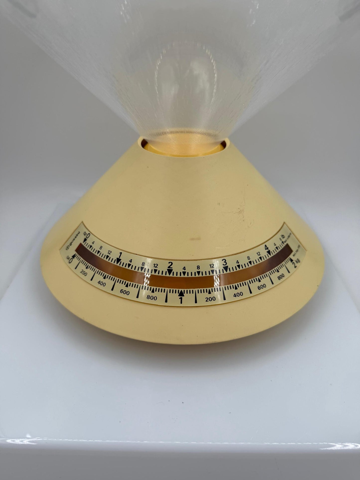 Vintage Space Age Küchenwaage in Pyramidenform Cremegelb 1970er