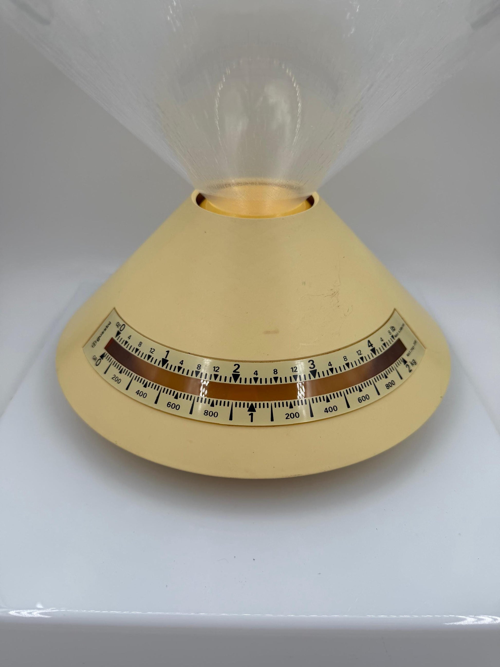 Vintage Space Age Küchenwaage in Pyramidenform Cremegelb 1970er