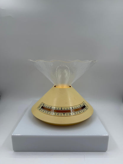 Vintage Space Age Küchenwaage in Pyramidenform Cremegelb 1970er