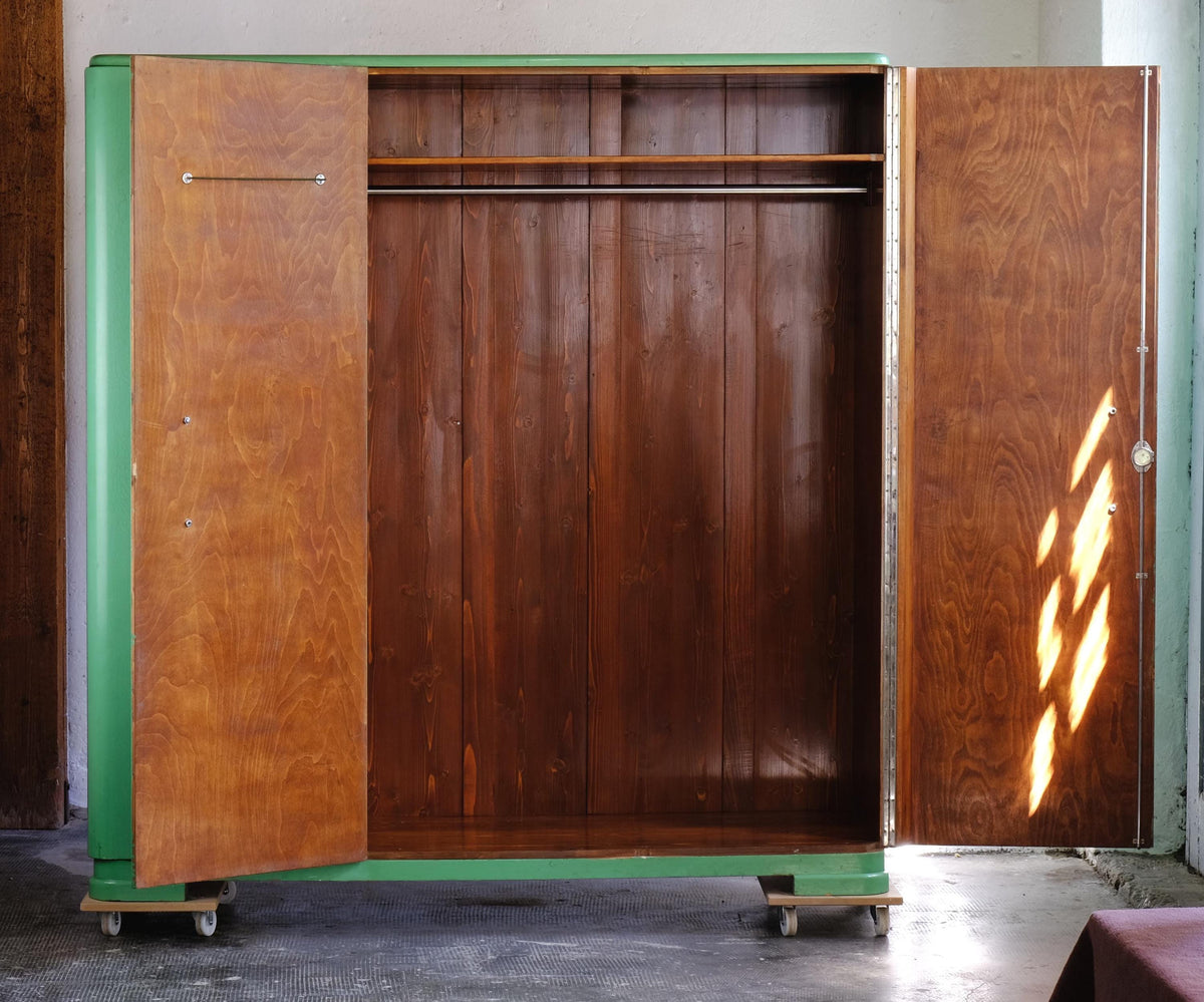 Vintage Kleiderschrank dreitürig, lindgrün, Bauhaus