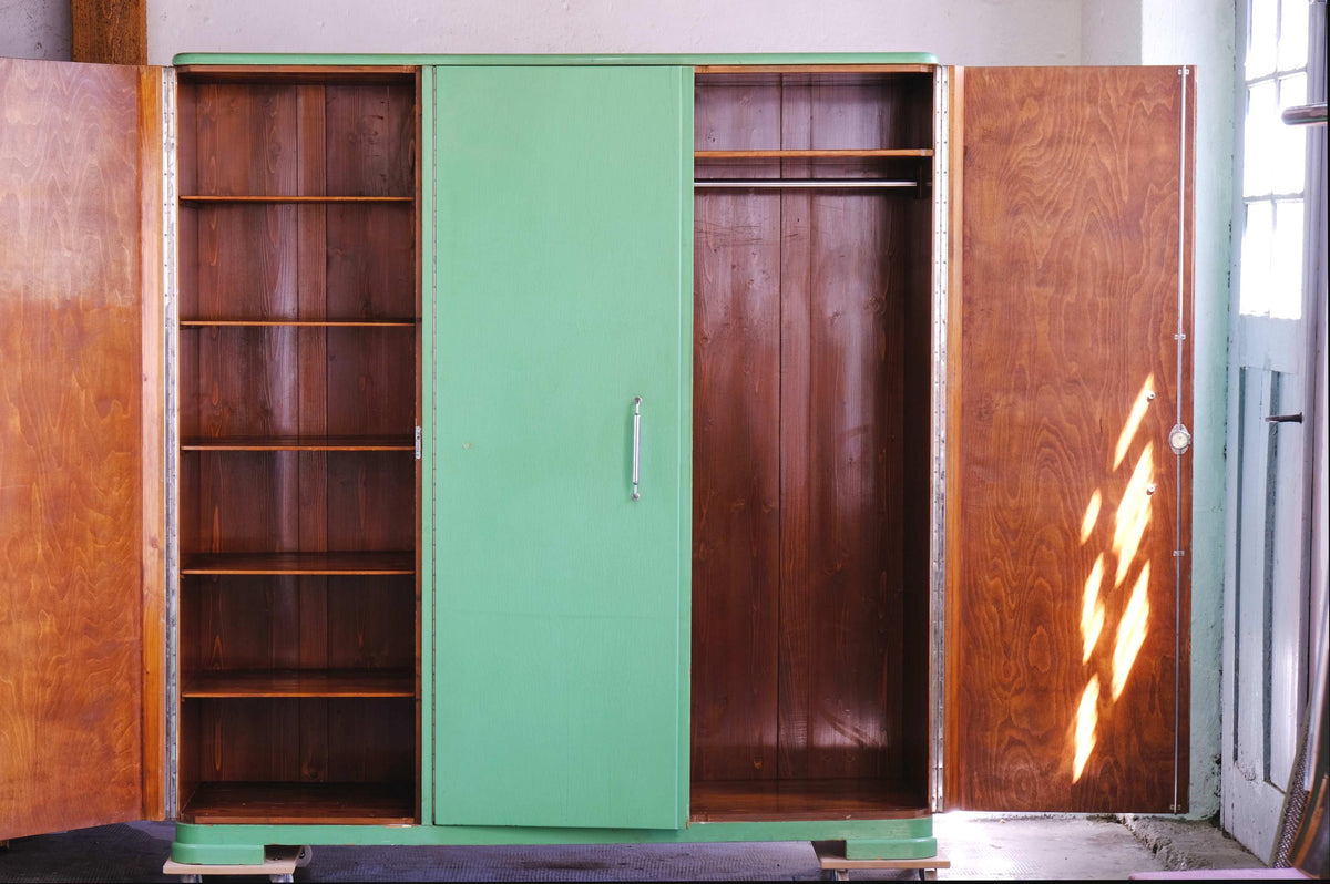 Vintage Kleiderschrank dreitürig, lindgrün, Bauhaus