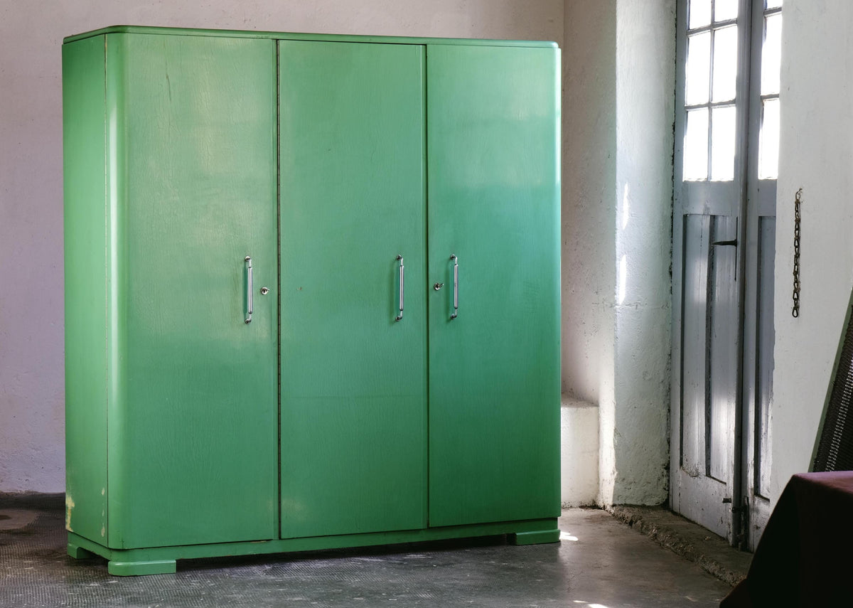 Vintage Kleiderschrank dreitürig, lindgrün, Bauhaus