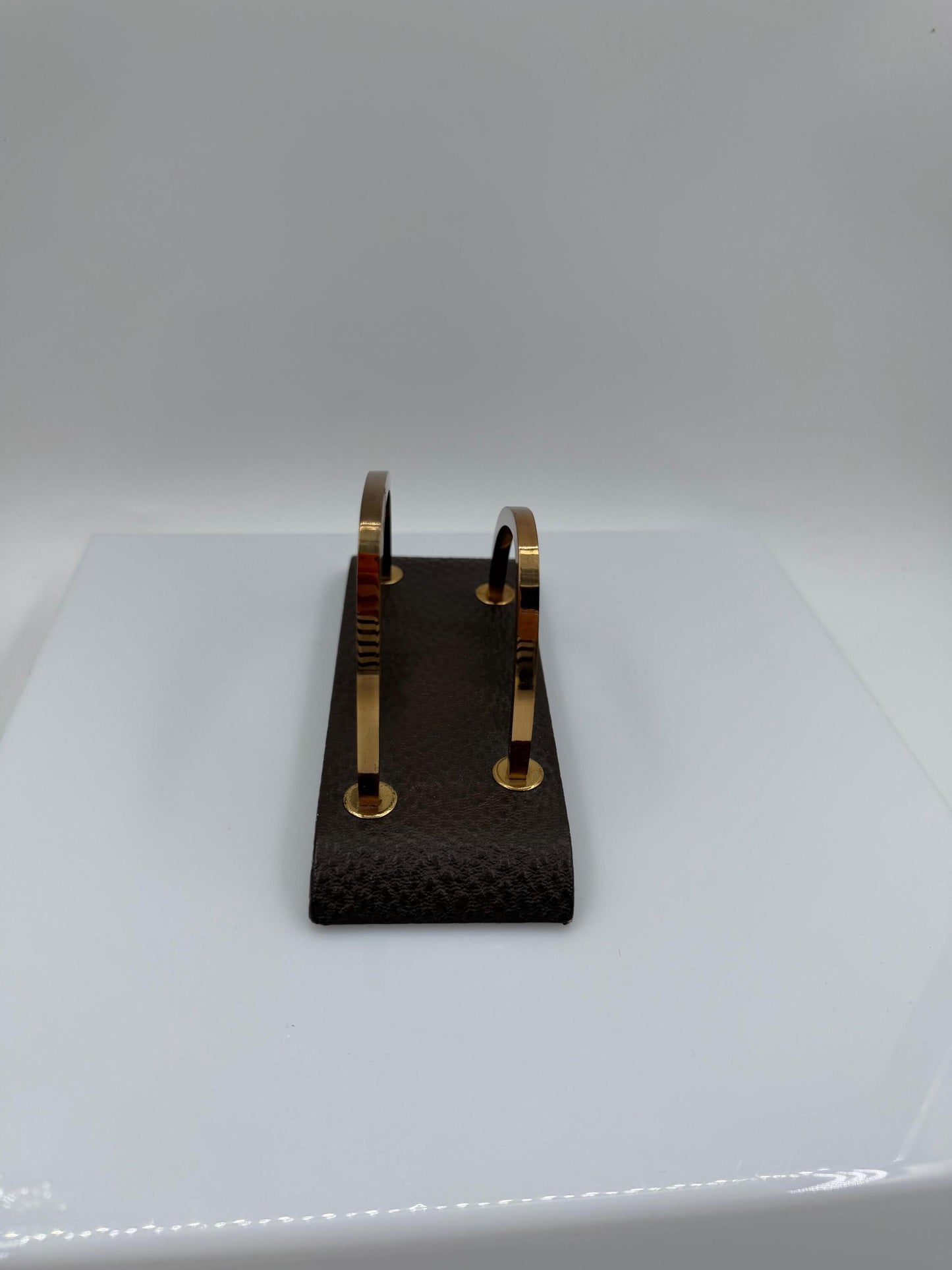Vintage Briefständer aus Messing und braunem Kunstleder