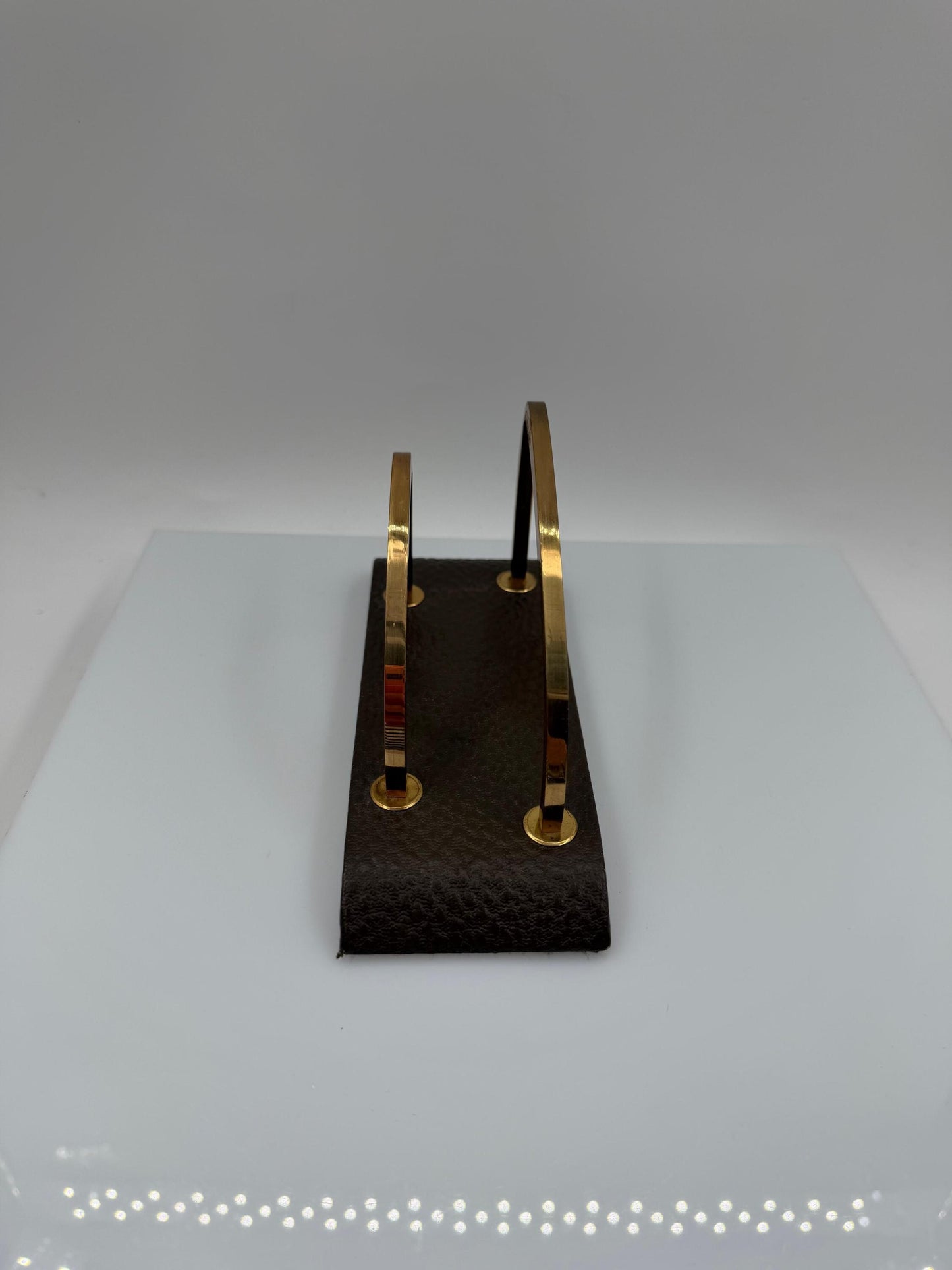 Vintage Briefständer aus Messing und braunem Kunstleder