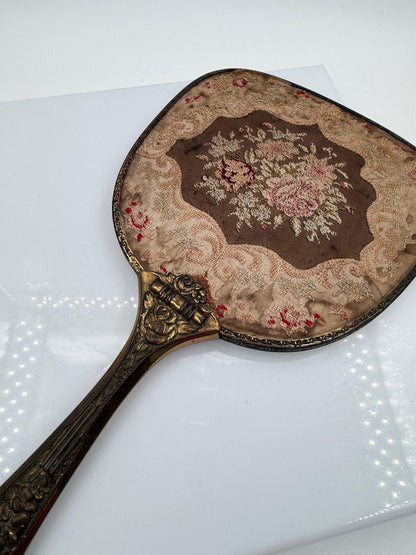 Vintage Handspiegel mit Metallrahmen und besticktem Textilrücken