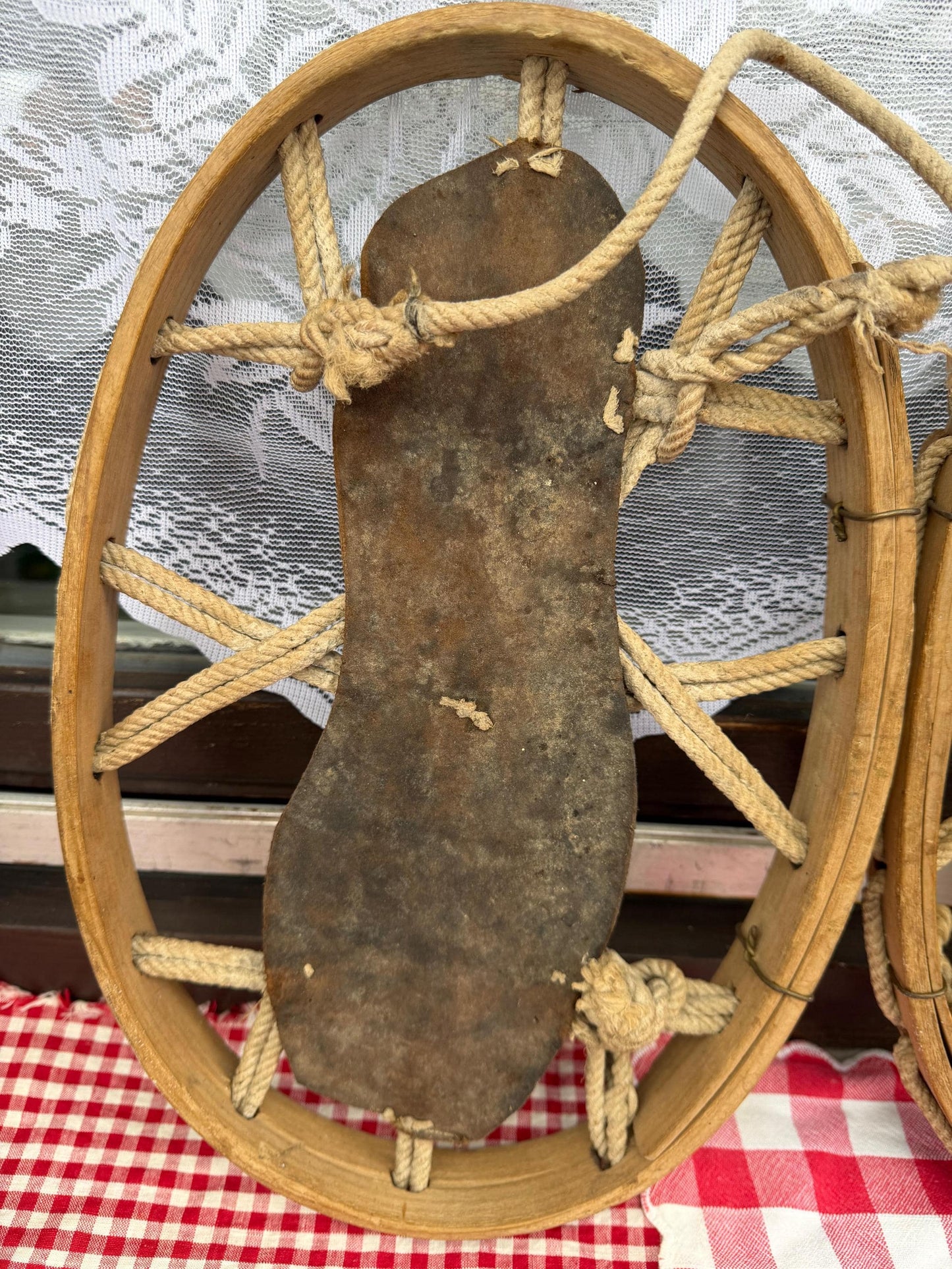 Set von 2 Vintage Schneereifen "Gebirgsjäger" aus Bugholz mit Metallplatte und Seilbindung