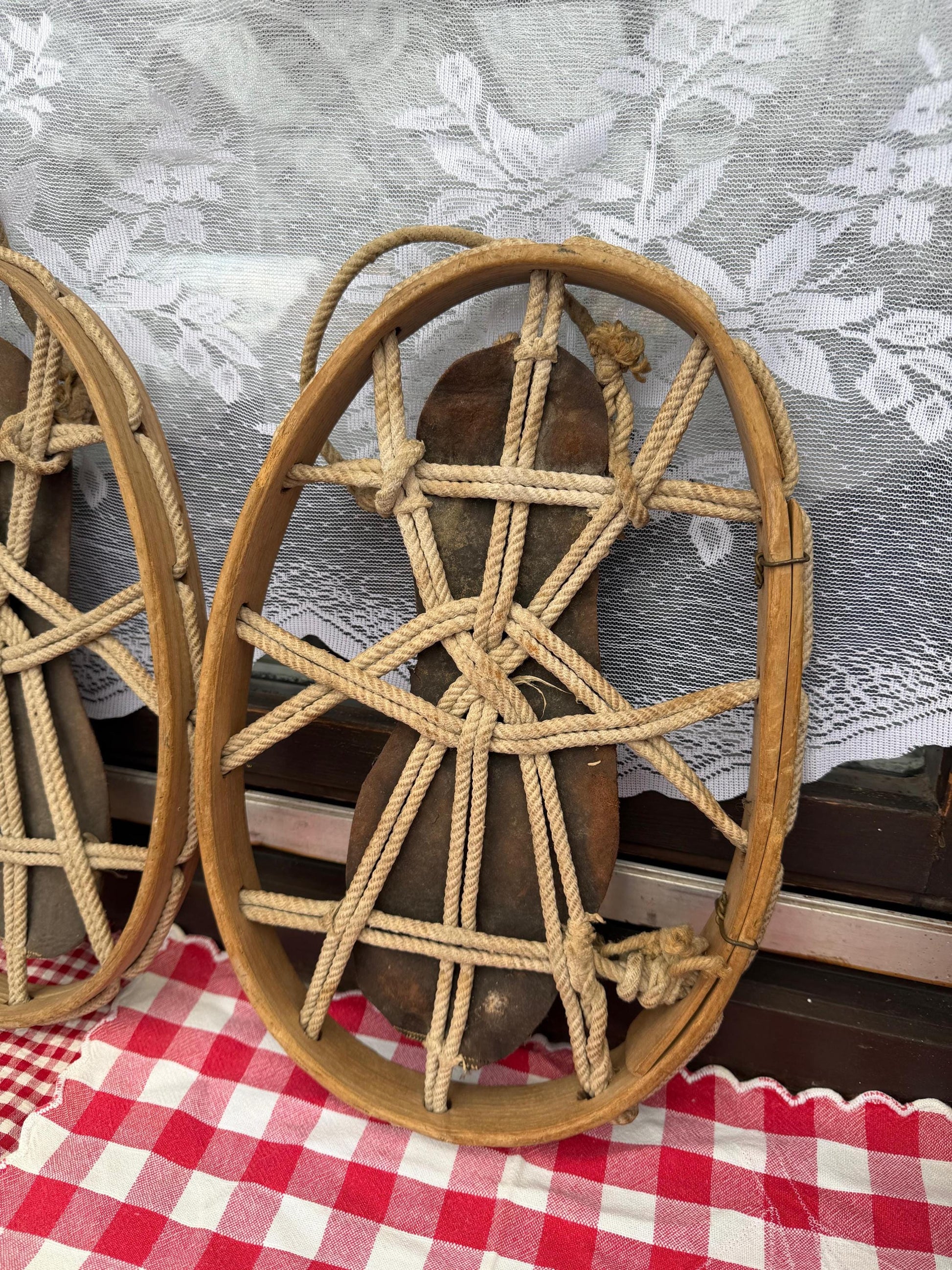 Set von 2 Vintage Schneereifen "Gebirgsjäger" aus Bugholz mit Metallplatte und Seilbindung