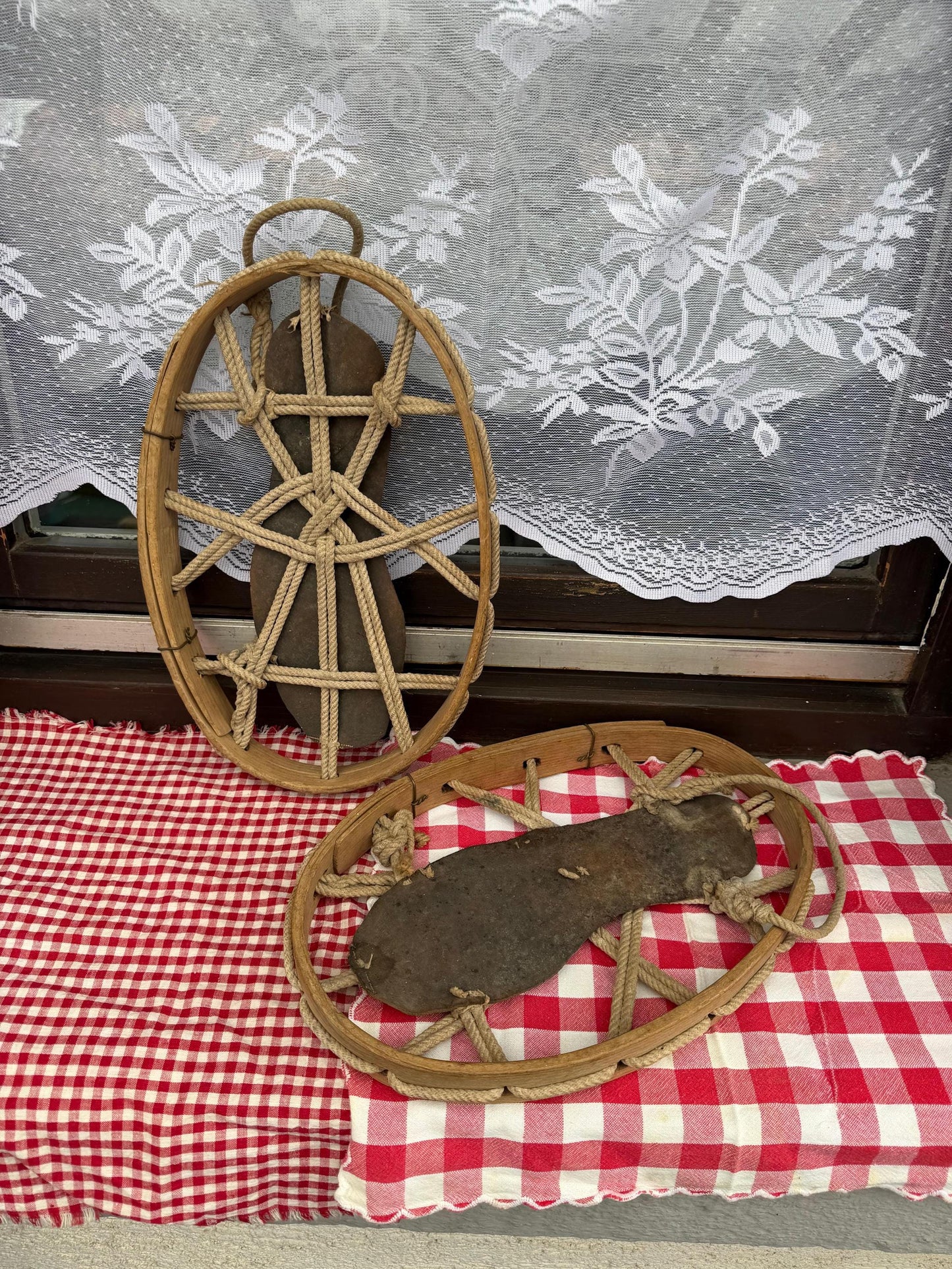 Set von 2 Vintage Schneereifen "Gebirgsjäger" aus Bugholz mit Metallplatte und Seilbindung