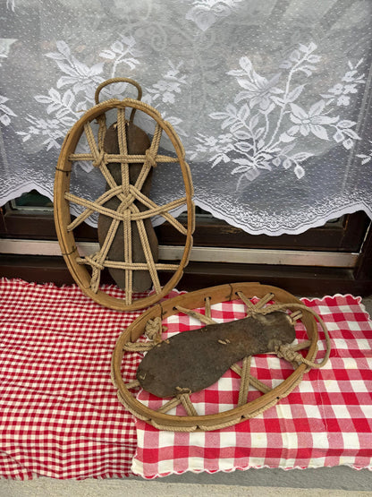 Set von 2 Vintage Schneereifen "Gebirgsjäger" aus Bugholz mit Metallplatte und Seilbindung