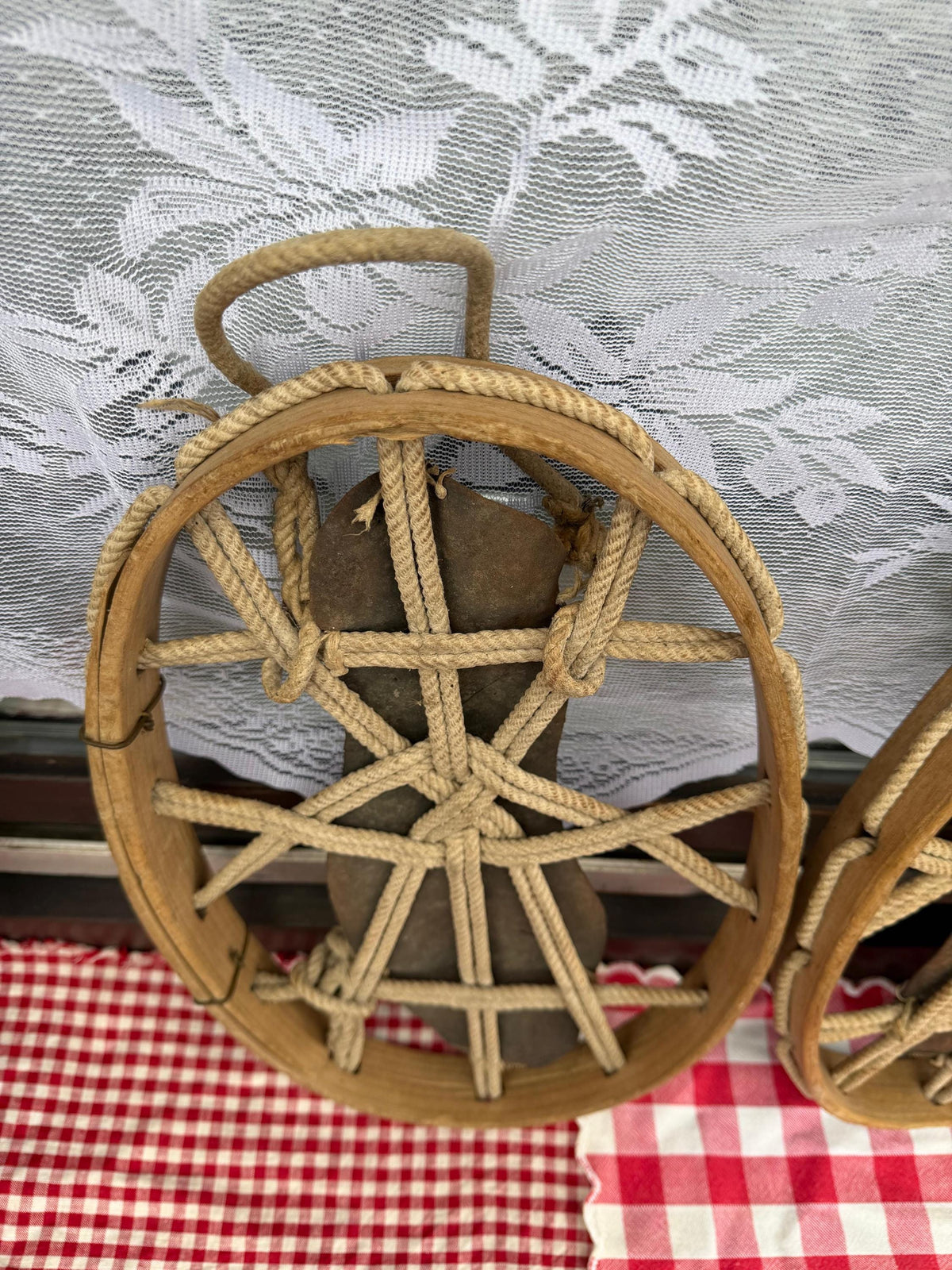 Set von 2 Vintage Schneereifen "Gebirgsjäger" aus Bugholz mit Metallplatte und Seilbindung