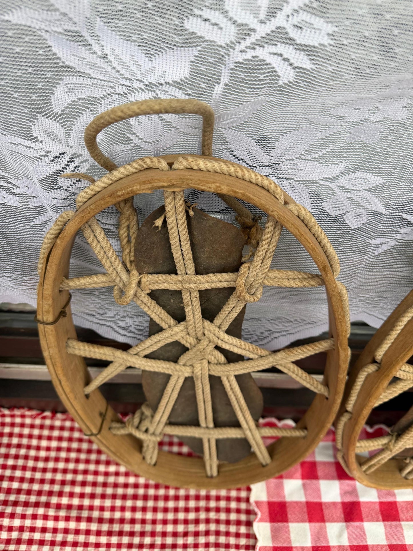 Set von 2 Vintage Schneereifen "Gebirgsjäger" aus Bugholz mit Metallplatte und Seilbindung