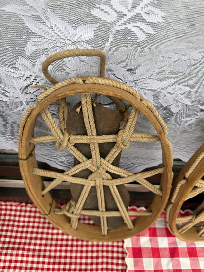 Set von 2 Vintage Schneereifen "Gebirgsjäger" aus Bugholz mit Metallplatte und Seilbindung
