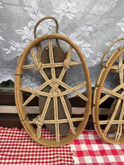 Set von 2 Vintage Schneereifen "Gebirgsjäger" aus Bugholz mit Metallplatte und Seilbindung