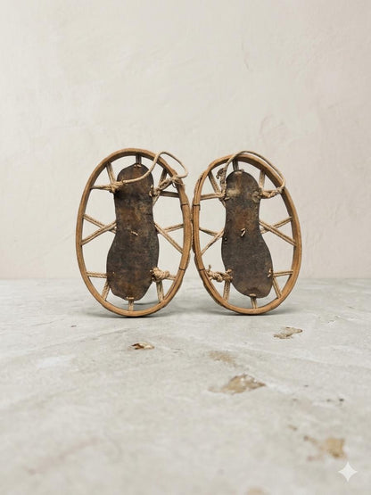 Set von 2 Vintage Schneereifen "Gebirgsjäger" aus Bugholz mit Metallplatte und Seilbindung