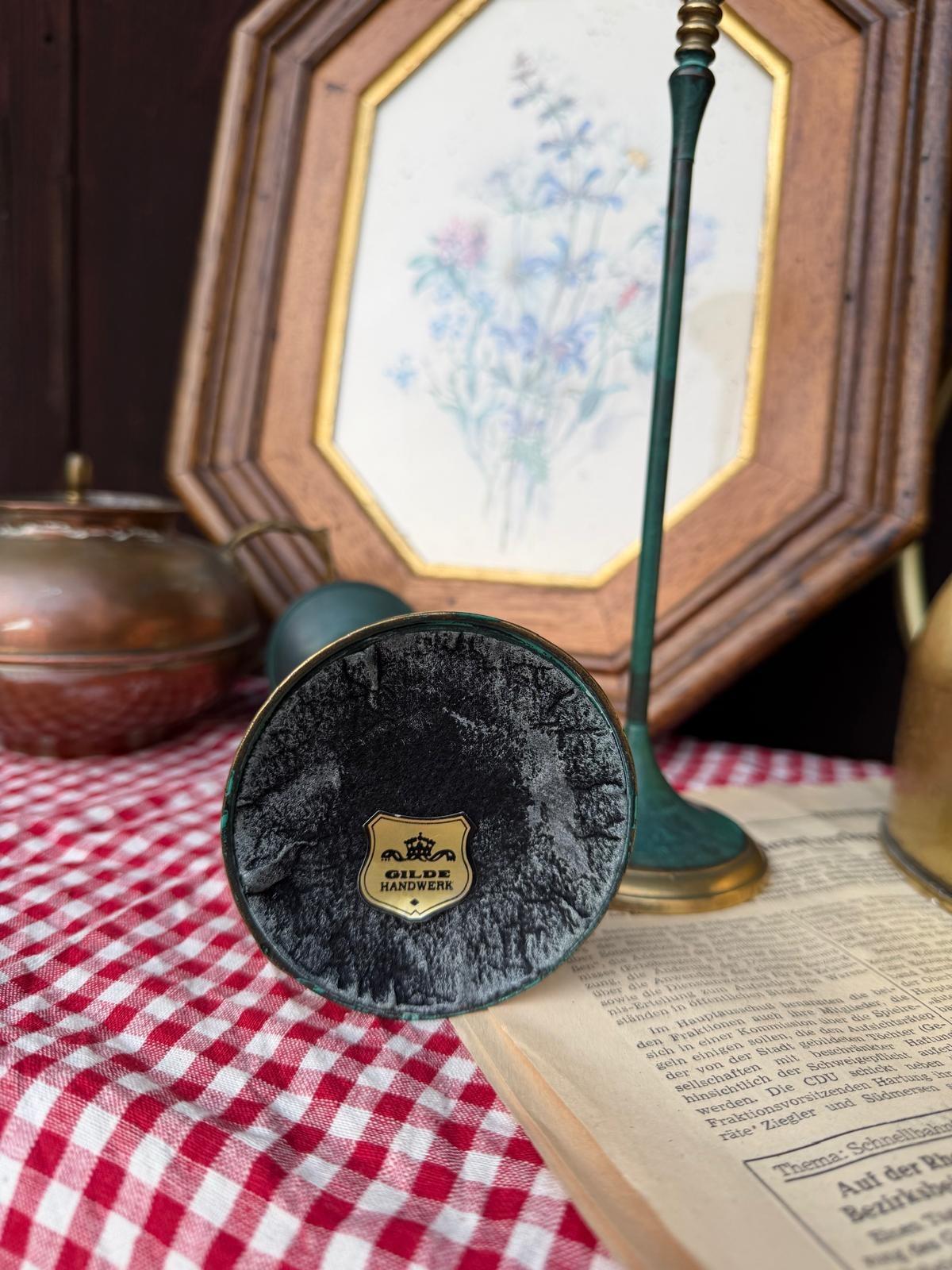 Set von 2 Vintage Kerzenhalter von Gilde, grün-goldenes Metall mit Patina