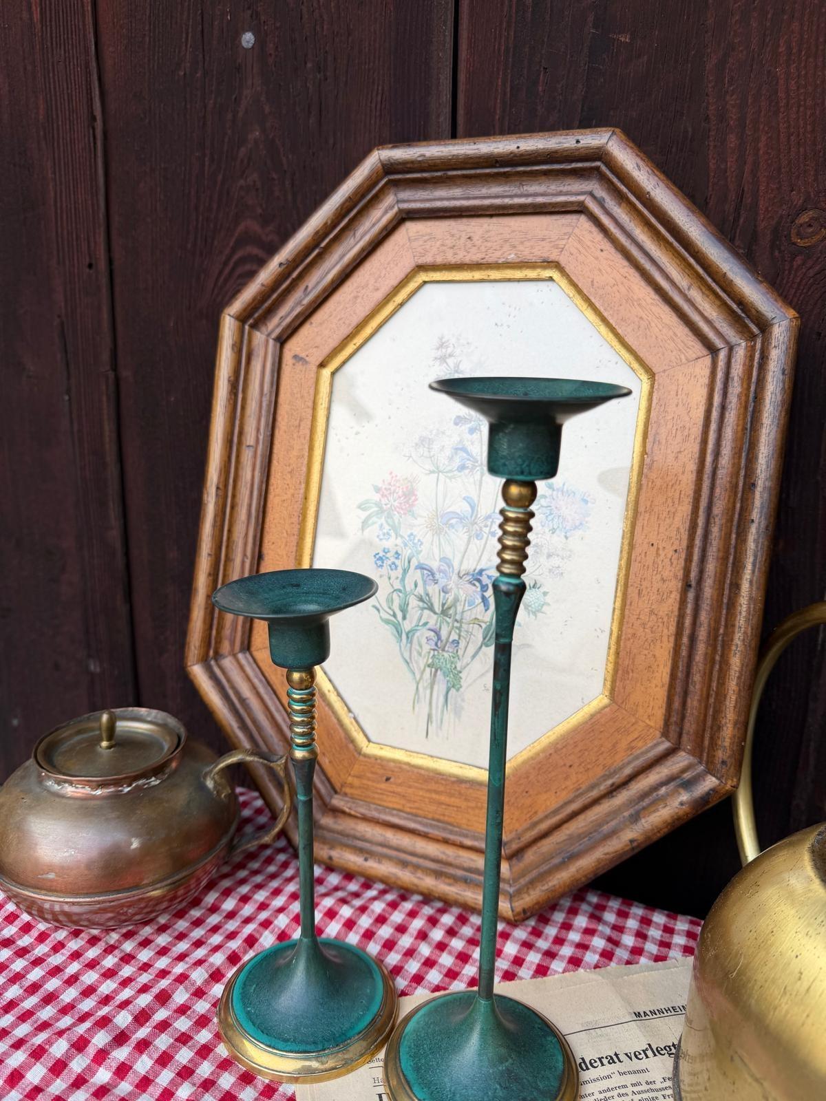 Set von 2 Vintage Kerzenhalter von Gilde, grün-goldenes Metall mit Patina