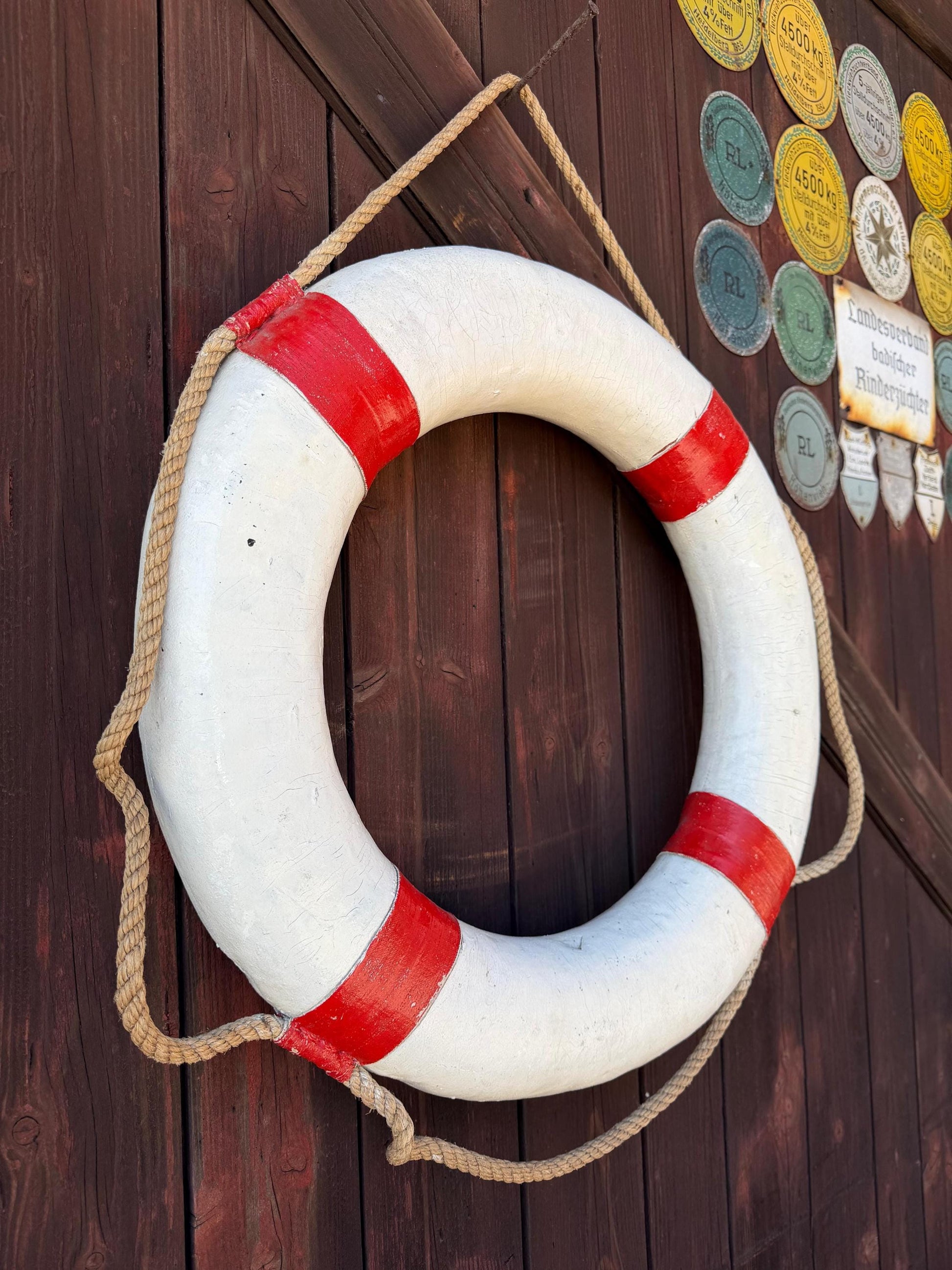 Vintage Rettungsring Weiß Rot mit Seil, maritime Wanddeko