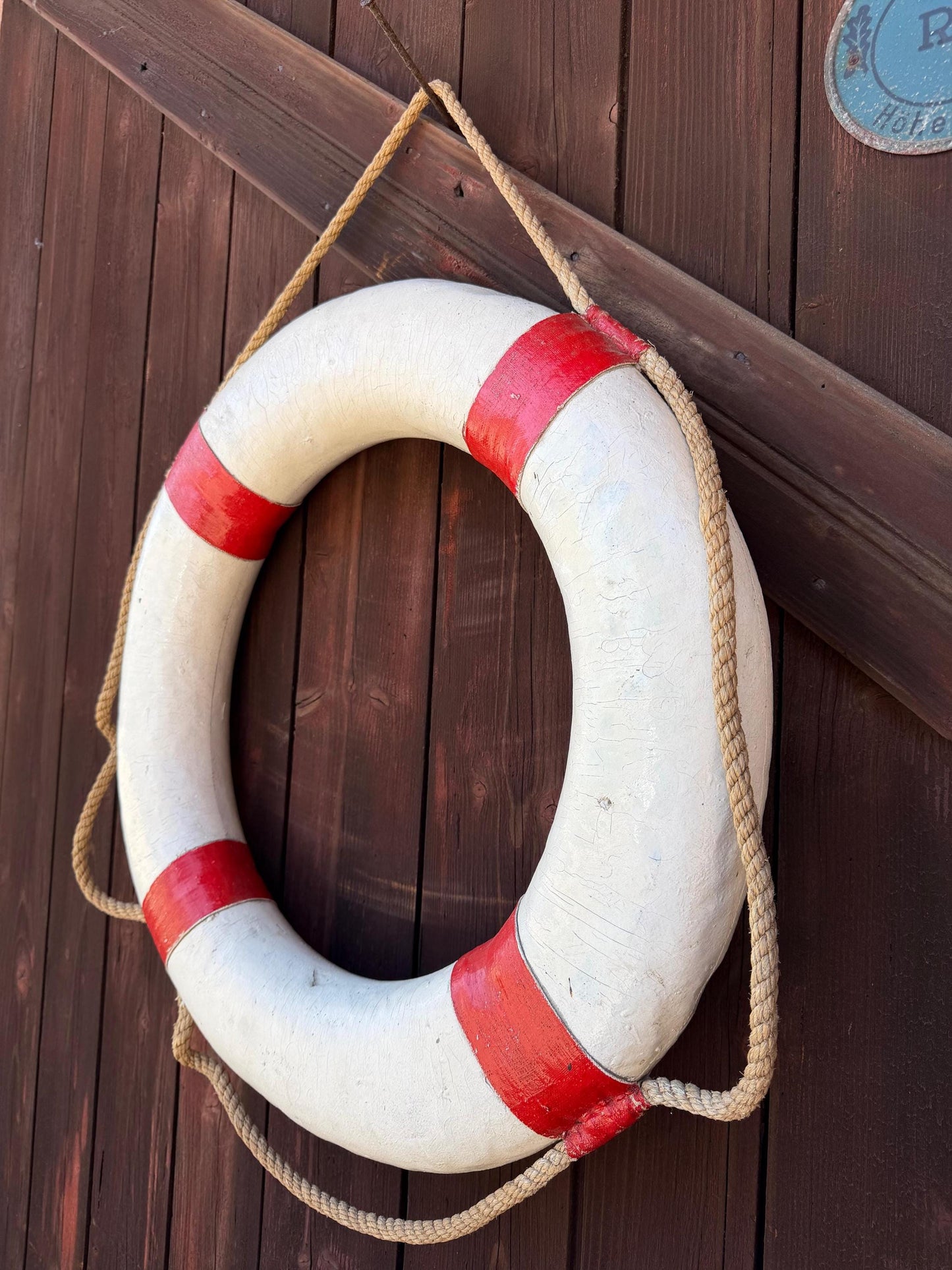 Vintage Rettungsring Weiß Rot mit Seil, maritime Wanddeko