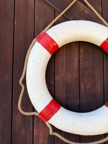 Vintage Rettungsring Weiß Rot mit Seil, maritime Wanddeko