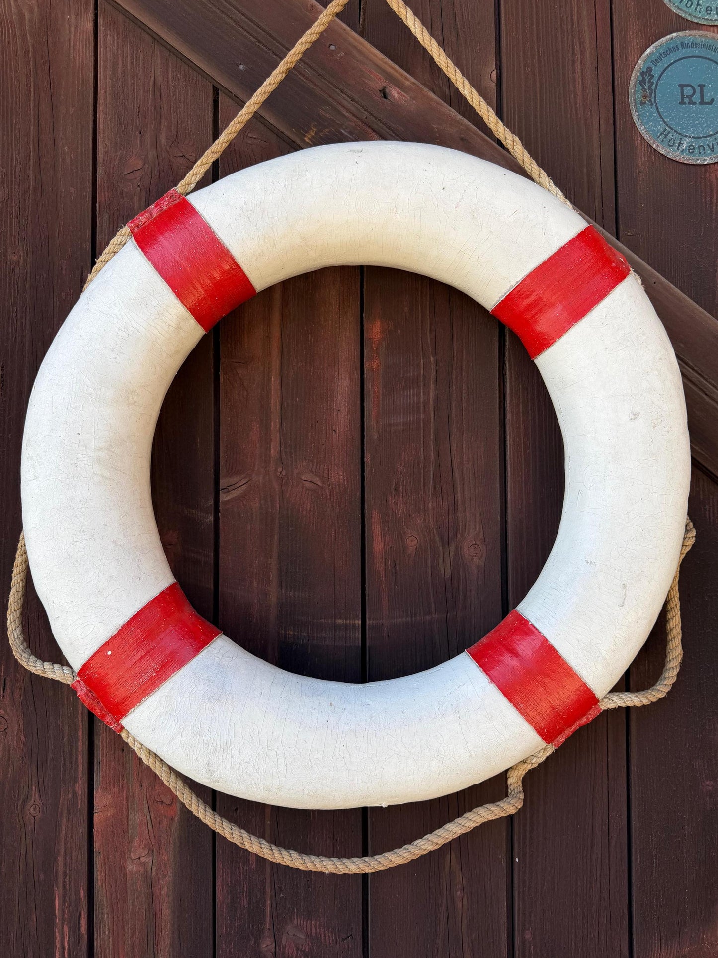 Vintage Rettungsring Weiß Rot mit Seil, maritime Wanddeko
