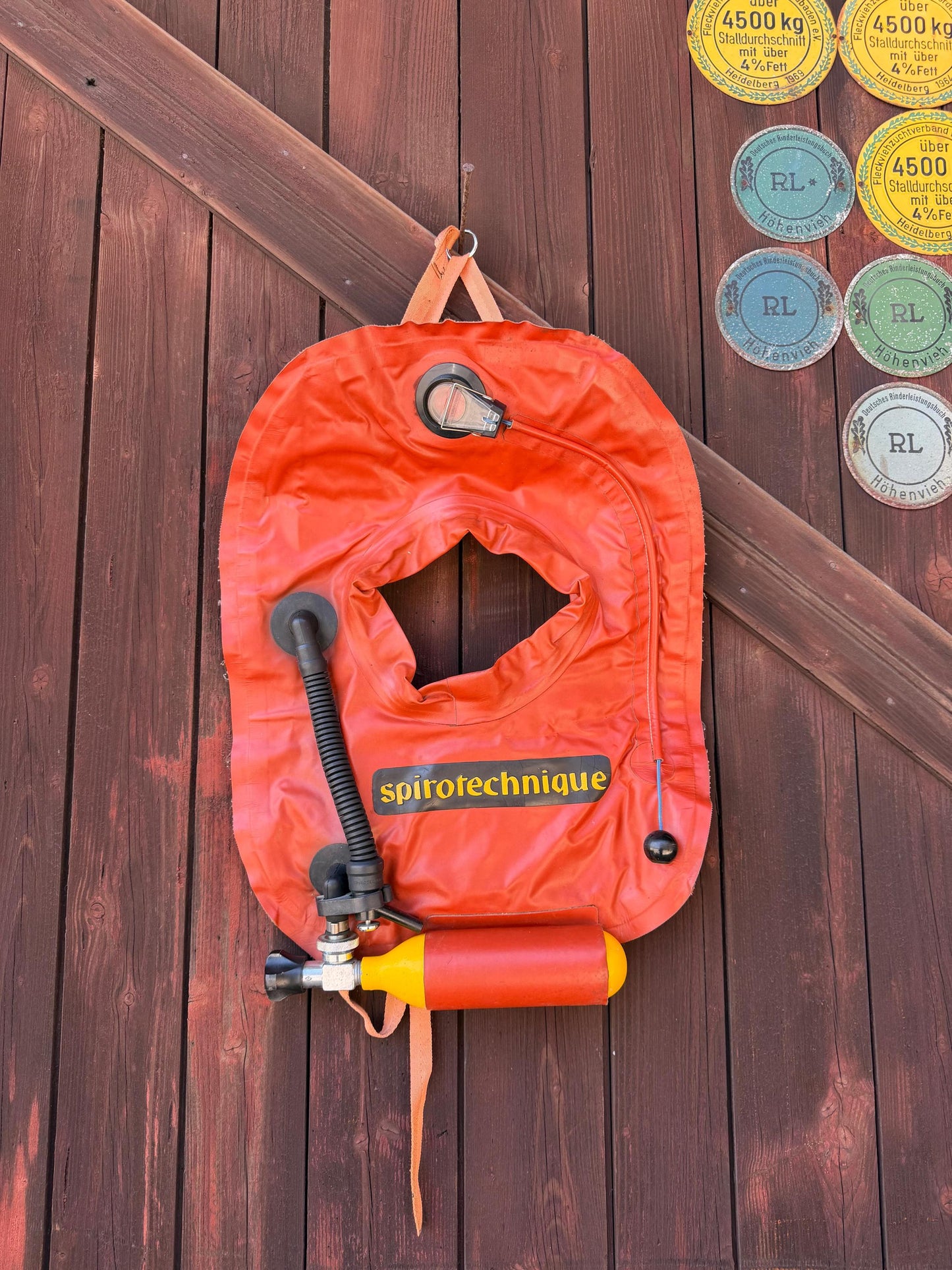 Vintage aufblasbare Rettungsweste Orange, maritim, dekorativ