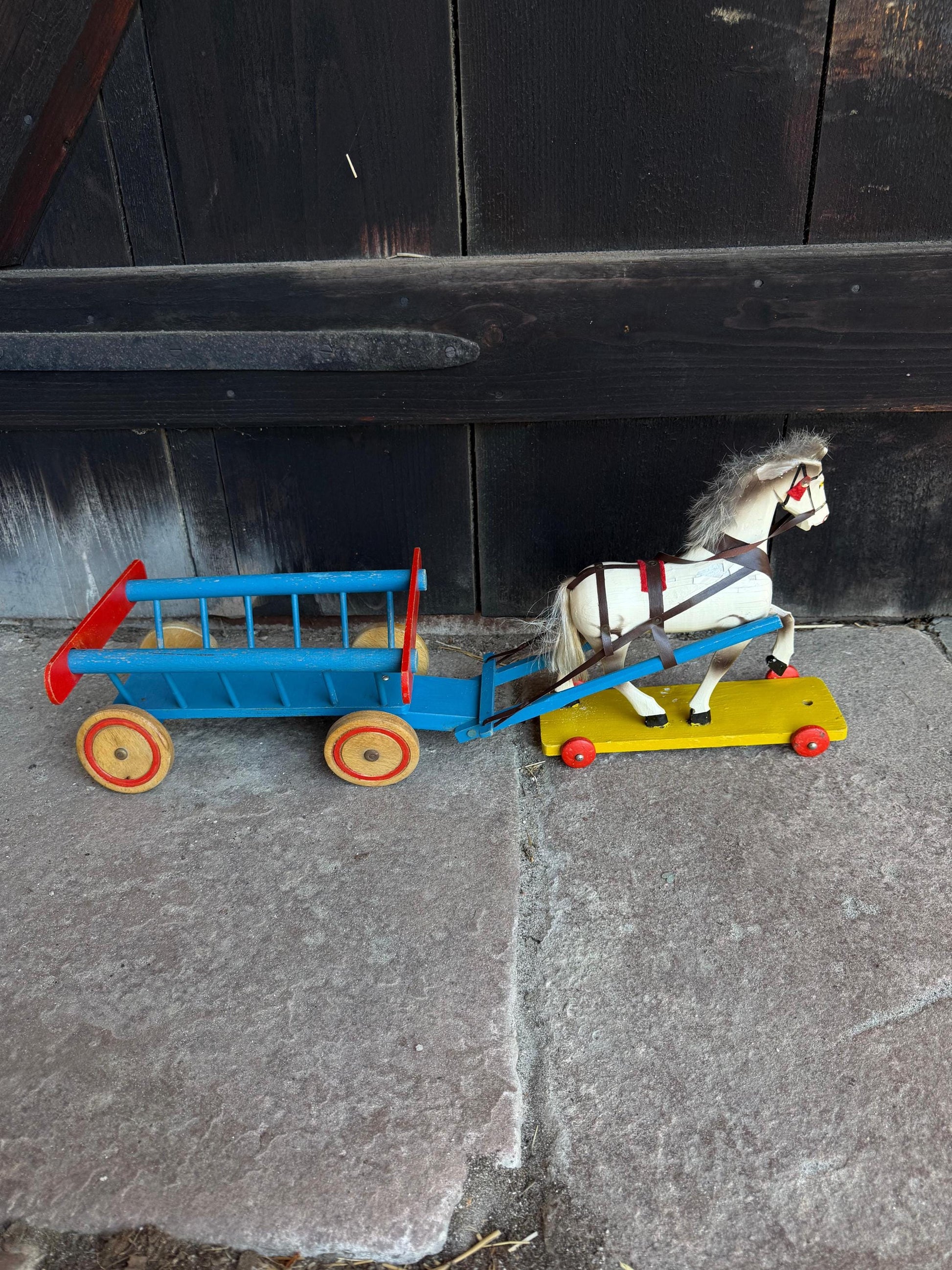 Vintage Holzspielzeug Pferd und Kutsche auf Rädern um 1950