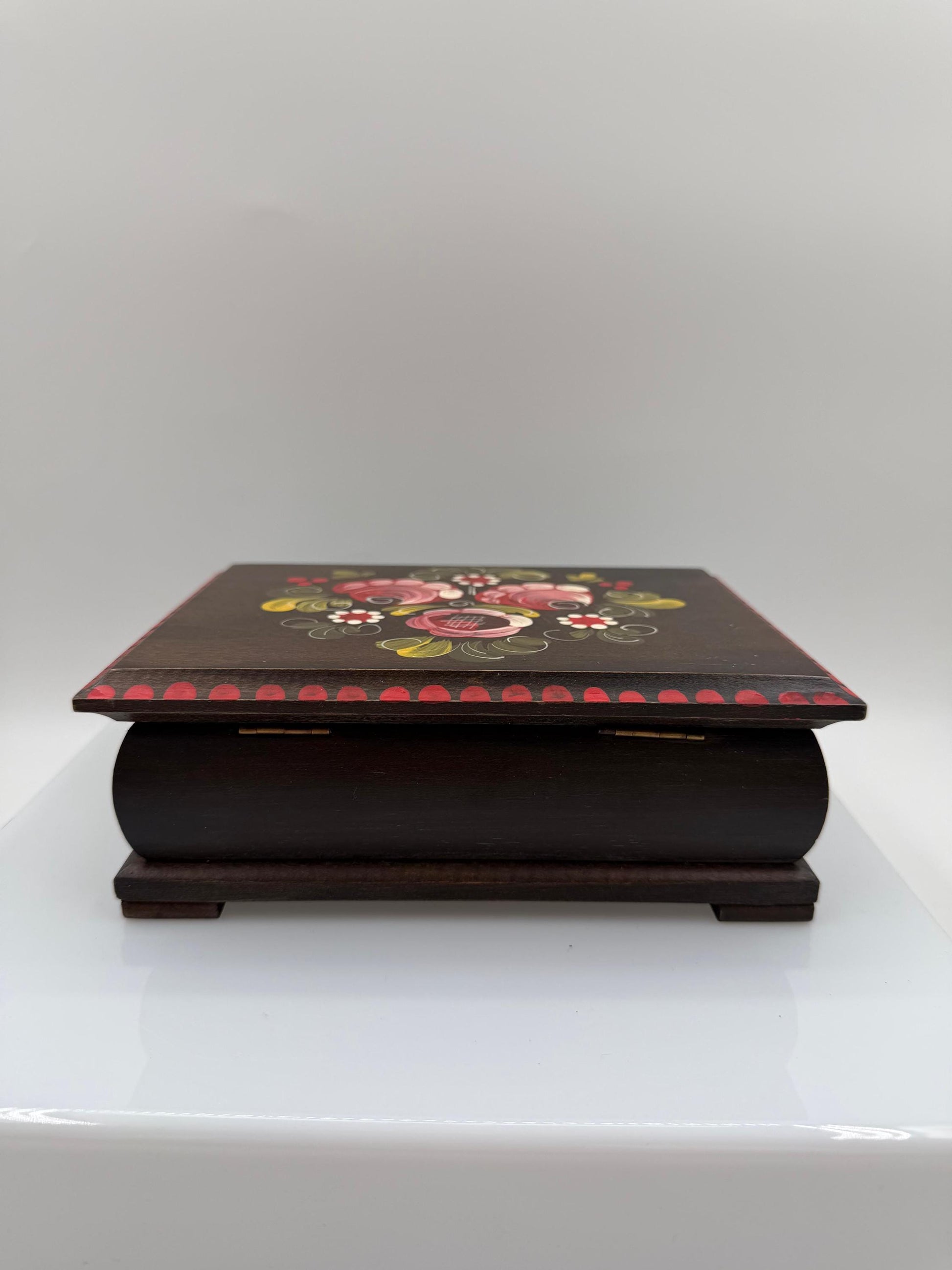 Vintage Schmuckschatulle aus Holz mit handbemaltem Blumenmotiv im Bauernmalerei Stil