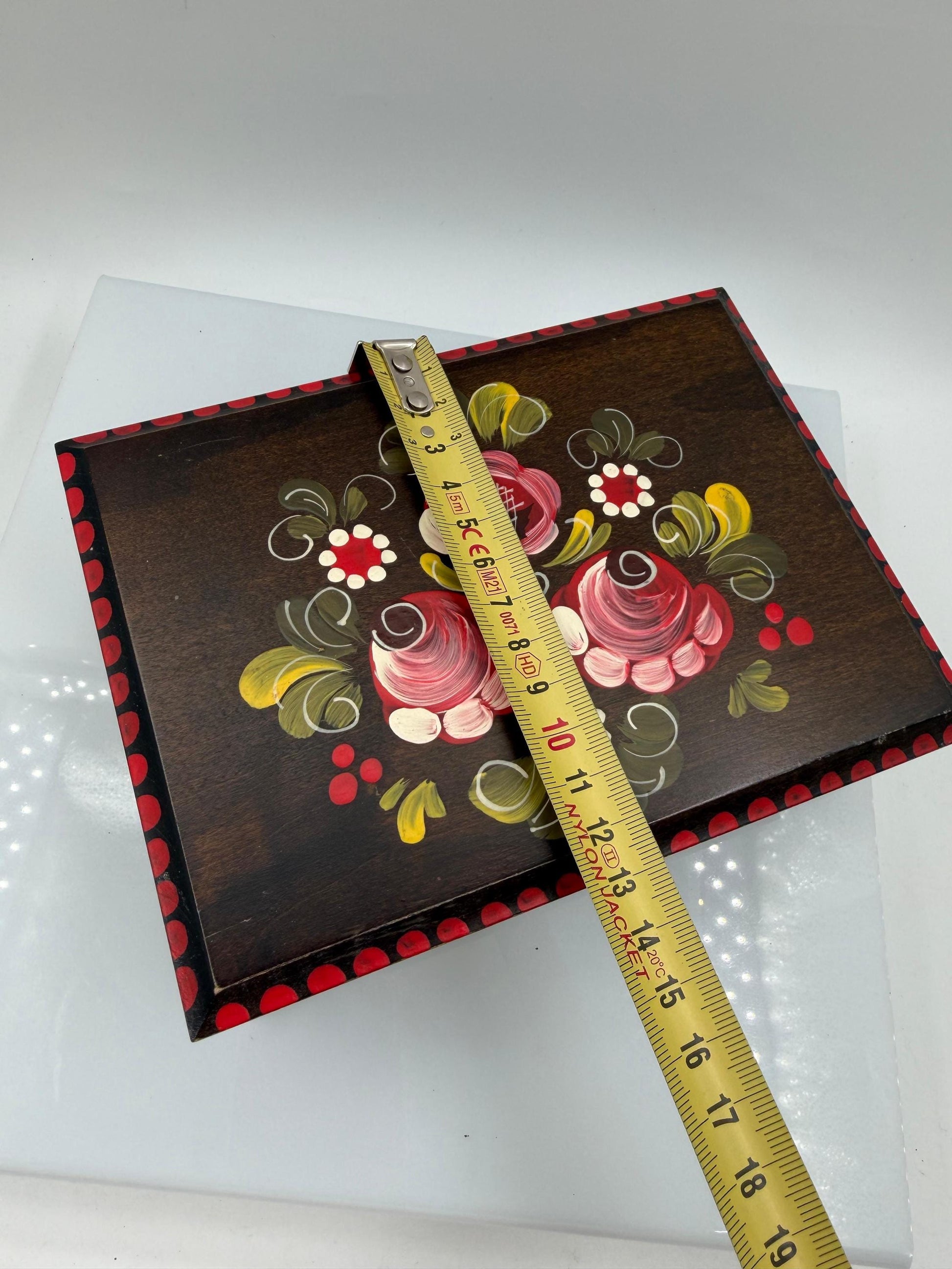 Vintage Schmuckschatulle aus Holz mit handbemaltem Blumenmotiv im Bauernmalerei Stil