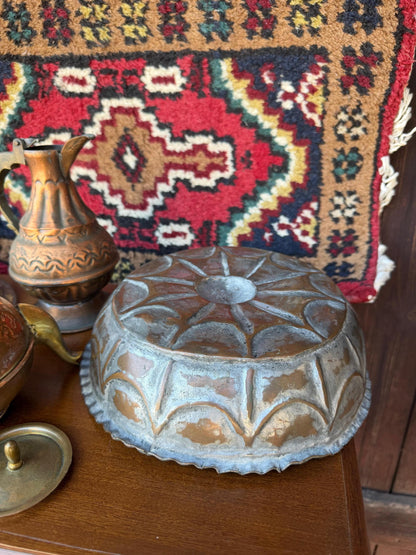 Vintage Orientalisches Kupfer Dekor Set und Wollkelim Teppich