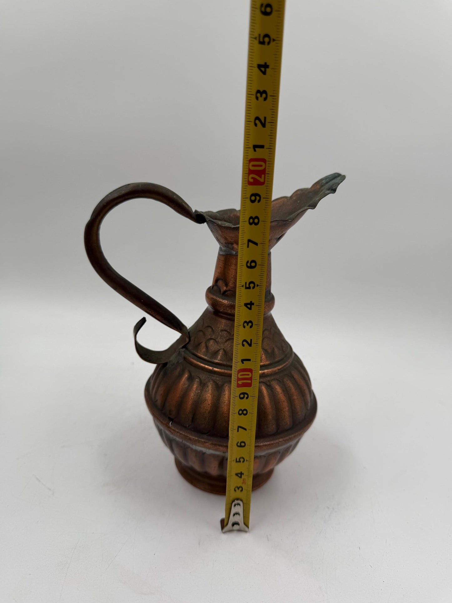 Vintage Kupferkrug mit geripptem Korpus und gewelltem Ausguss, orientalischer Stil