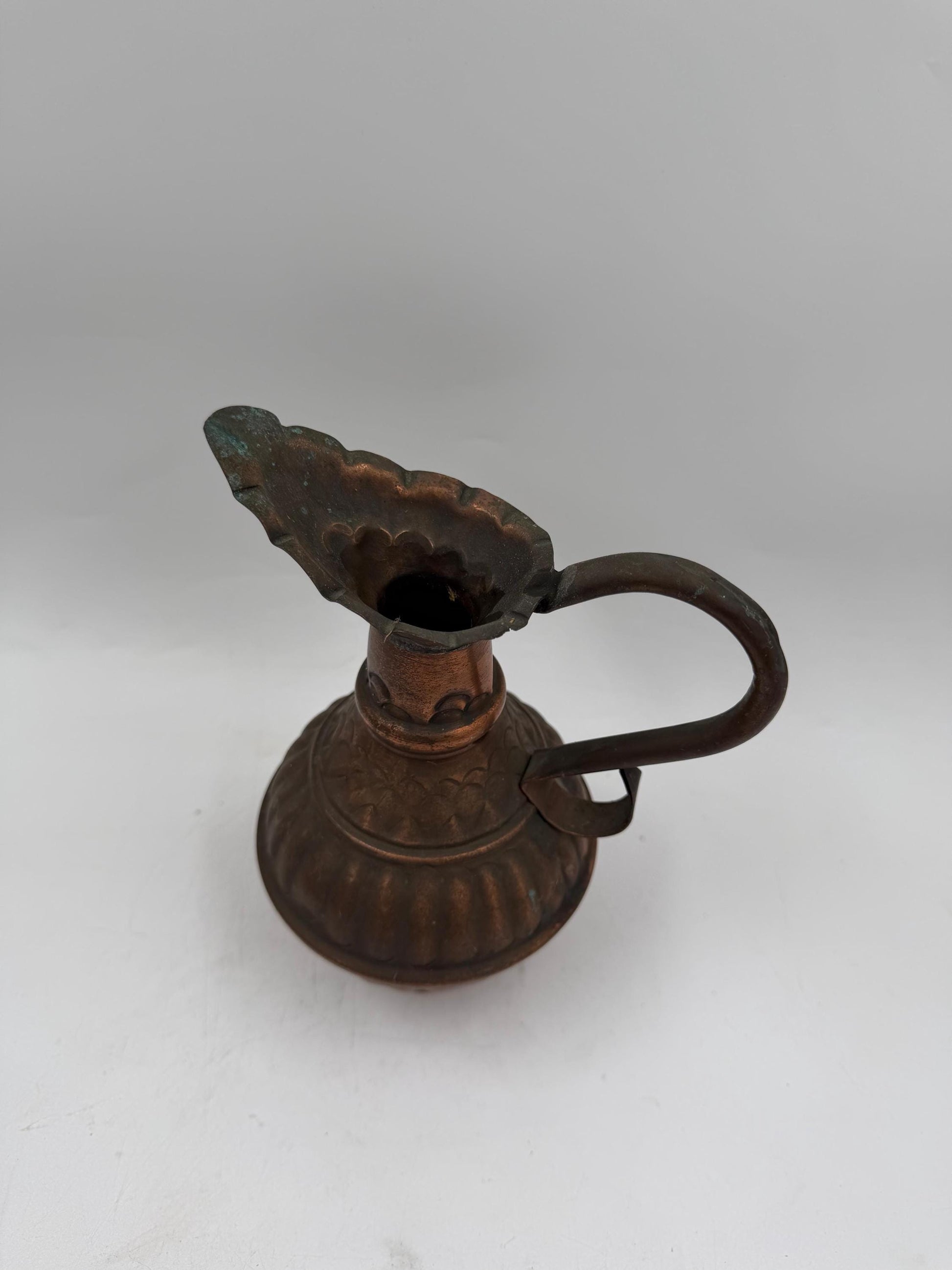Vintage Kupferkrug mit geripptem Korpus und gewelltem Ausguss, orientalischer Stil