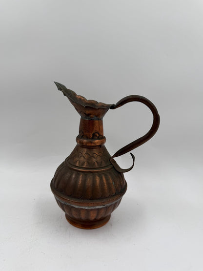 Vintage Kupferkrug mit geripptem Korpus und gewelltem Ausguss, orientalischer Stil