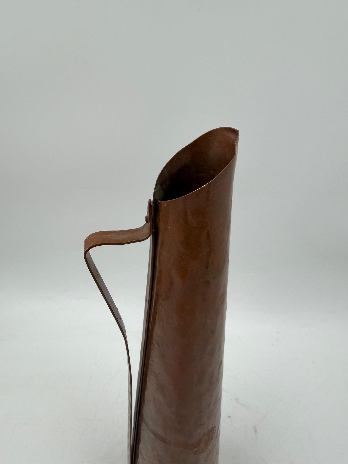 Vintage Kupferkrug, gehämmert, konische Form mit geometrischem Griff, ca. 28 cm