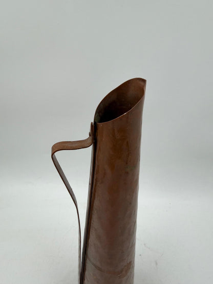 Vintage Kupferkrug, gehämmert, konische Form mit geometrischem Griff, ca. 28 cm