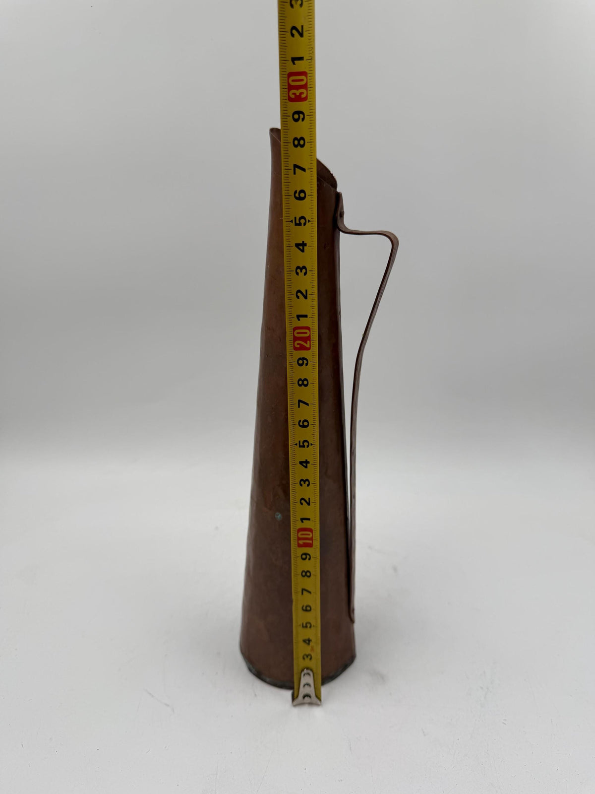 Vintage Kupferkrug, gehämmert, konische Form mit geometrischem Griff, ca. 28 cm