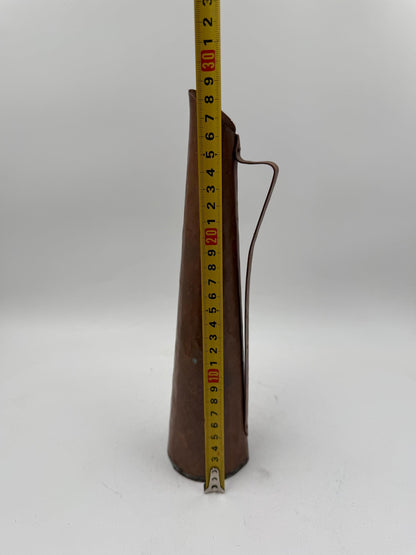 Vintage Kupferkrug, gehämmert, konische Form mit geometrischem Griff, ca. 28 cm