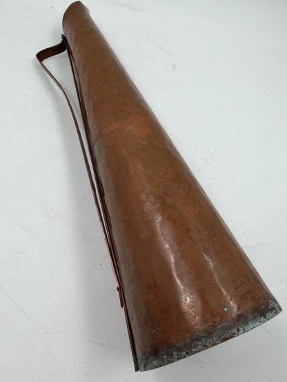 Vintage Kupferkrug, gehämmert, konische Form mit geometrischem Griff, ca. 28 cm