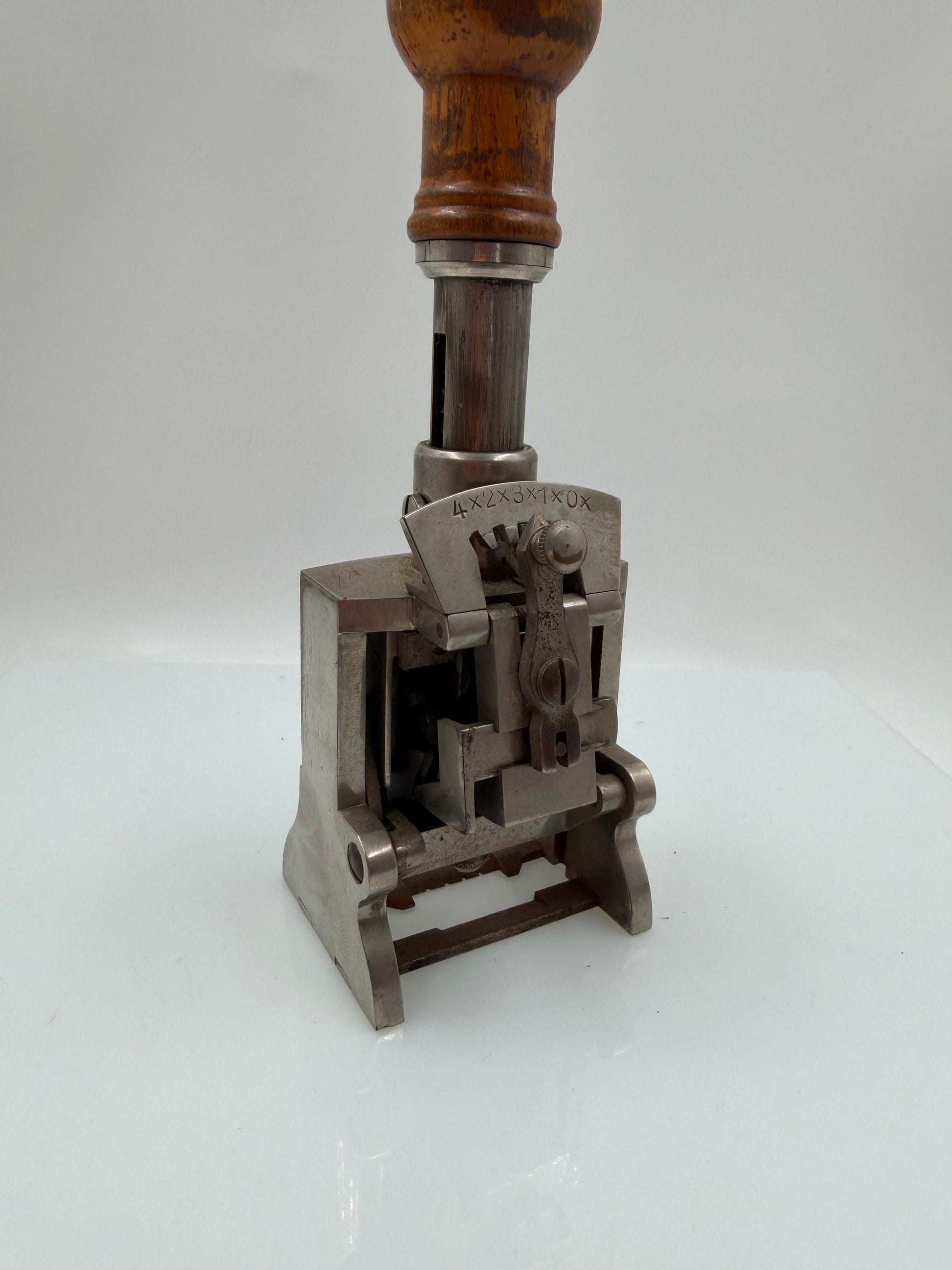 Vintage Nummernstempel Globe mit Holzgriff und Stahlmechanik