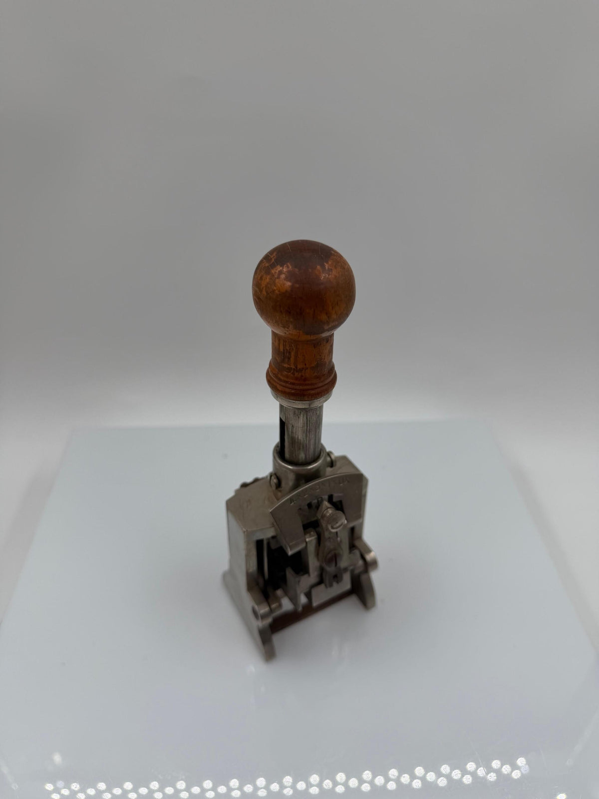 Vintage Nummernstempel Globe mit Holzgriff und Stahlmechanik