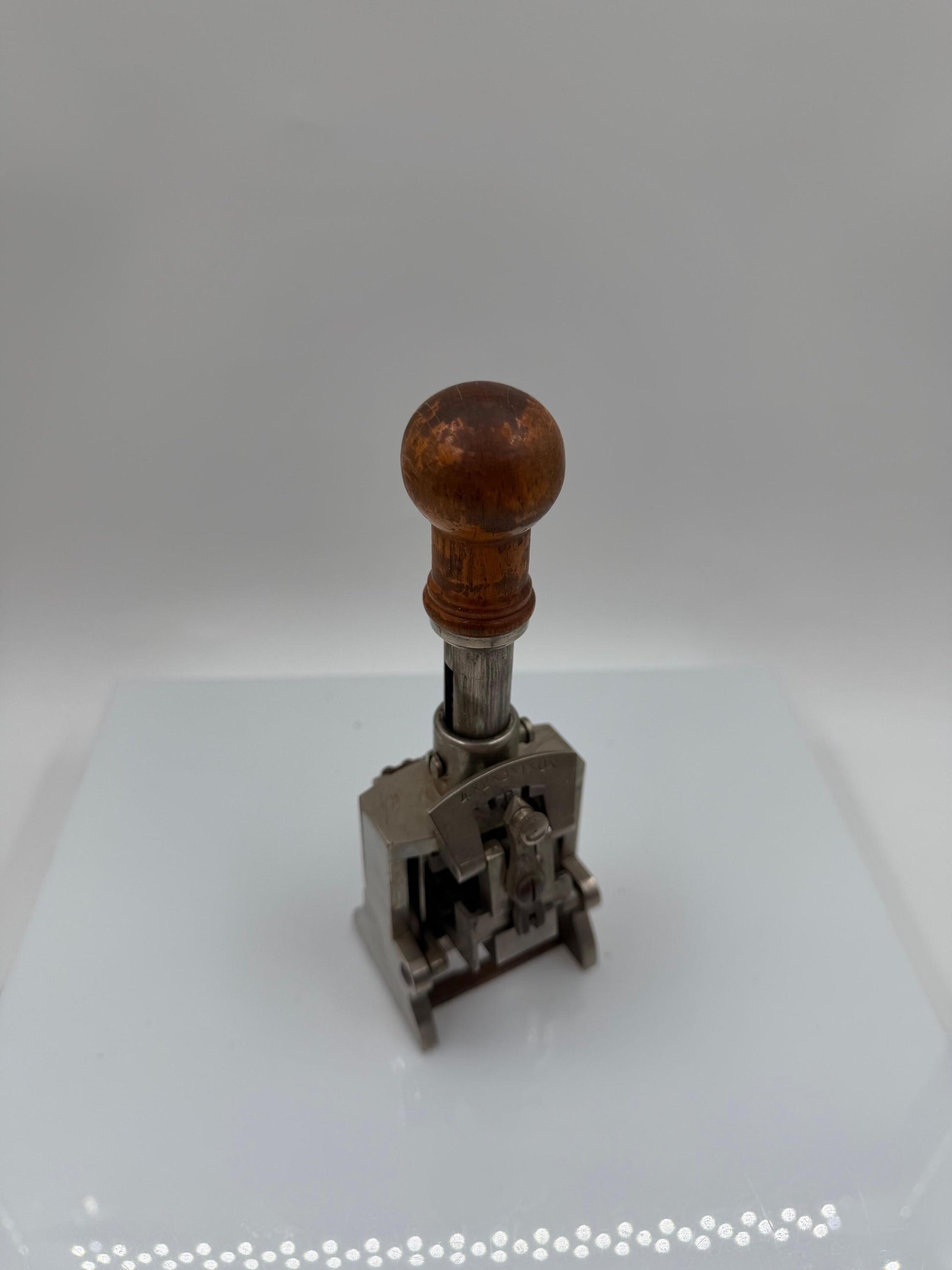 Vintage Nummernstempel Globe mit Holzgriff und Stahlmechanik
