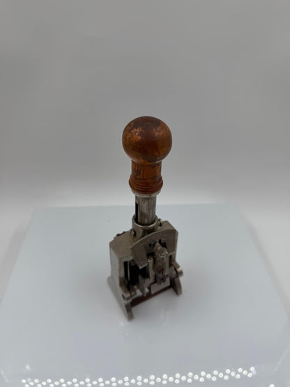 Vintage Nummernstempel Globe mit Holzgriff und Stahlmechanik