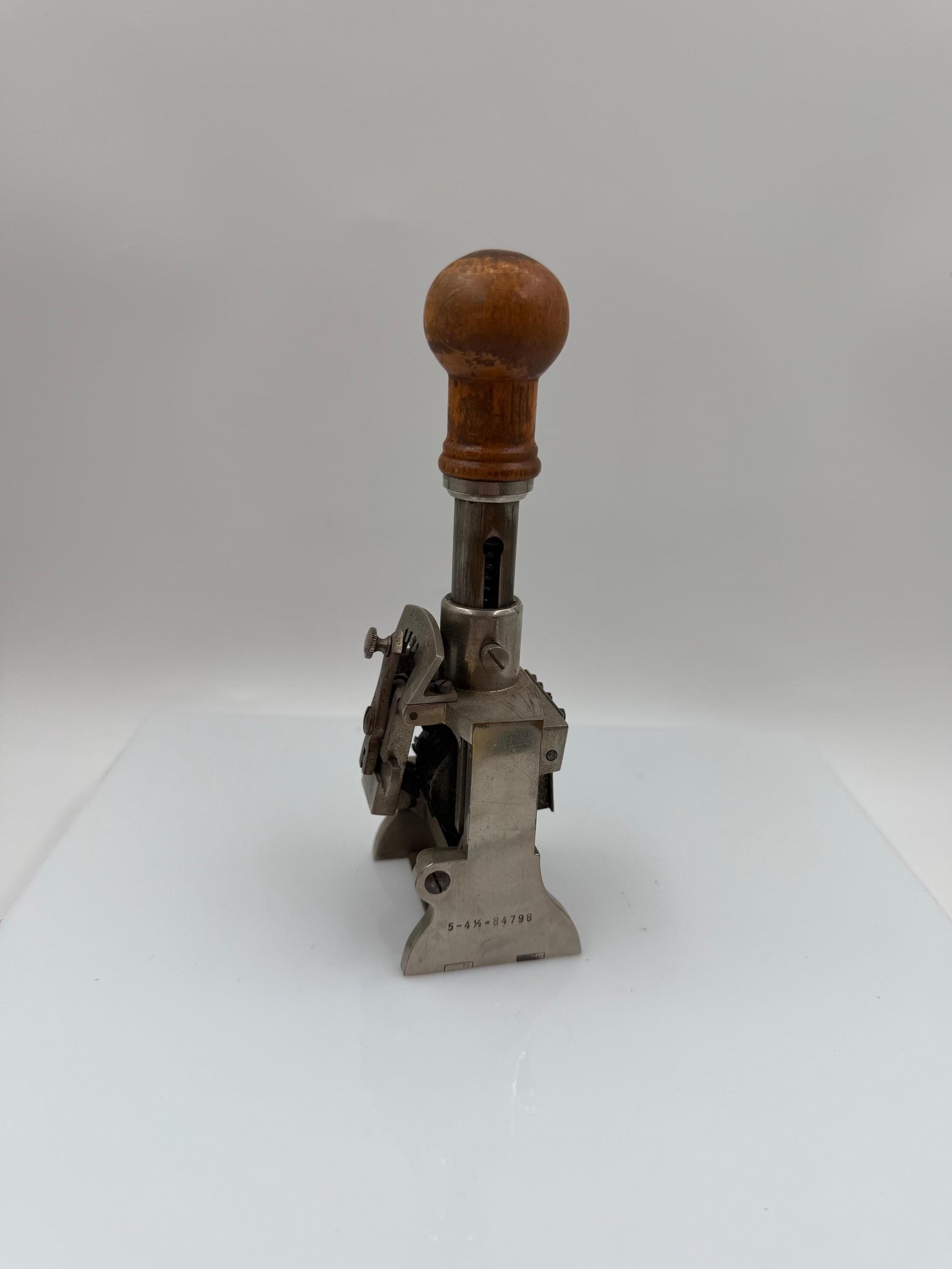 Vintage Nummernstempel Globe mit Holzgriff und Stahlmechanik