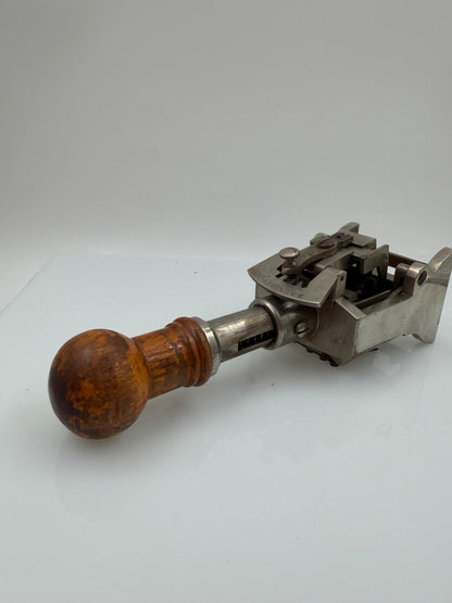 Vintage Nummernstempel Globe mit Holzgriff und Stahlmechanik
